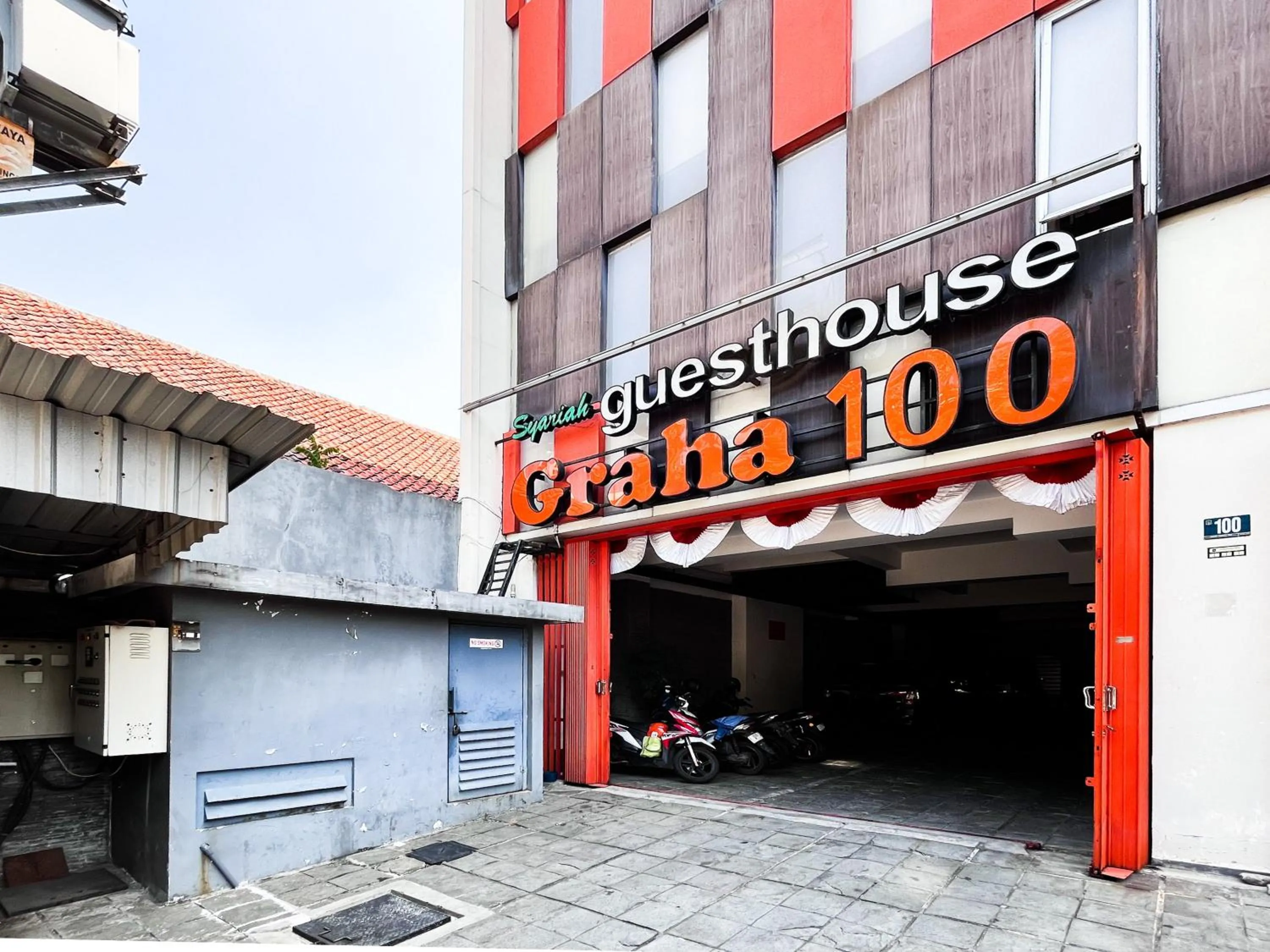 Facade/entrance in Sans Vibes Hotel Syariah Graha 100 Gubeng Surabaya