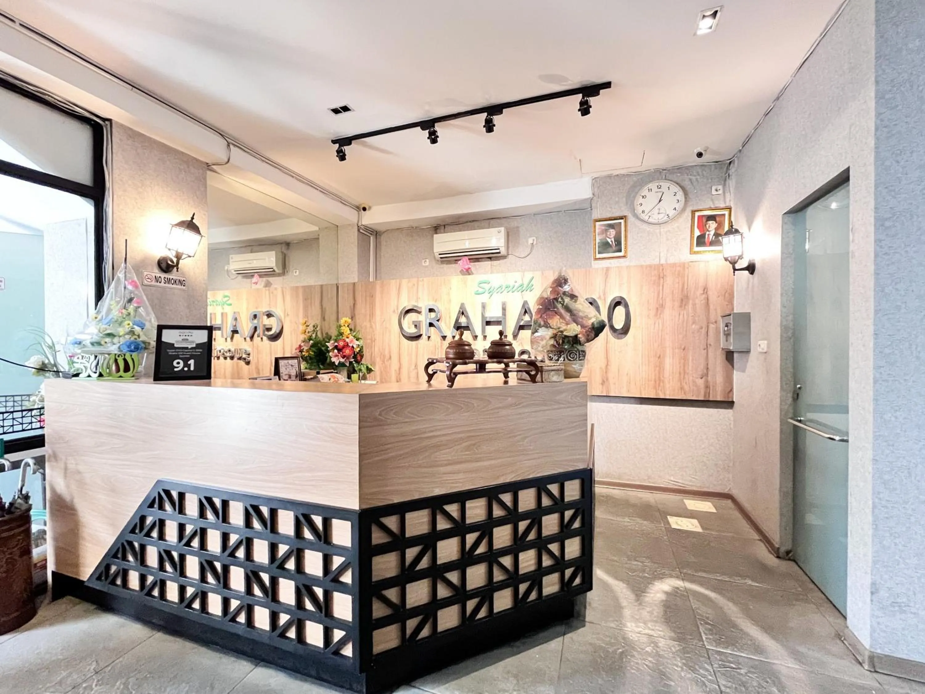 Lobby or reception in Sans Vibes Hotel Syariah Graha 100 Gubeng Surabaya
