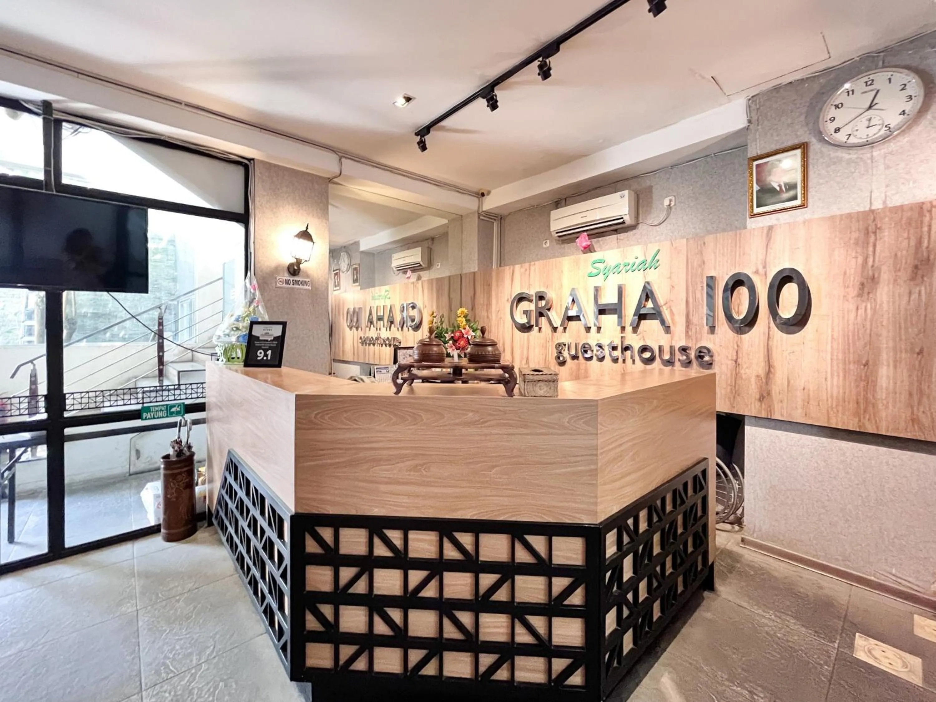 Lobby or reception in Sans Vibes Hotel Syariah Graha 100 Gubeng Surabaya