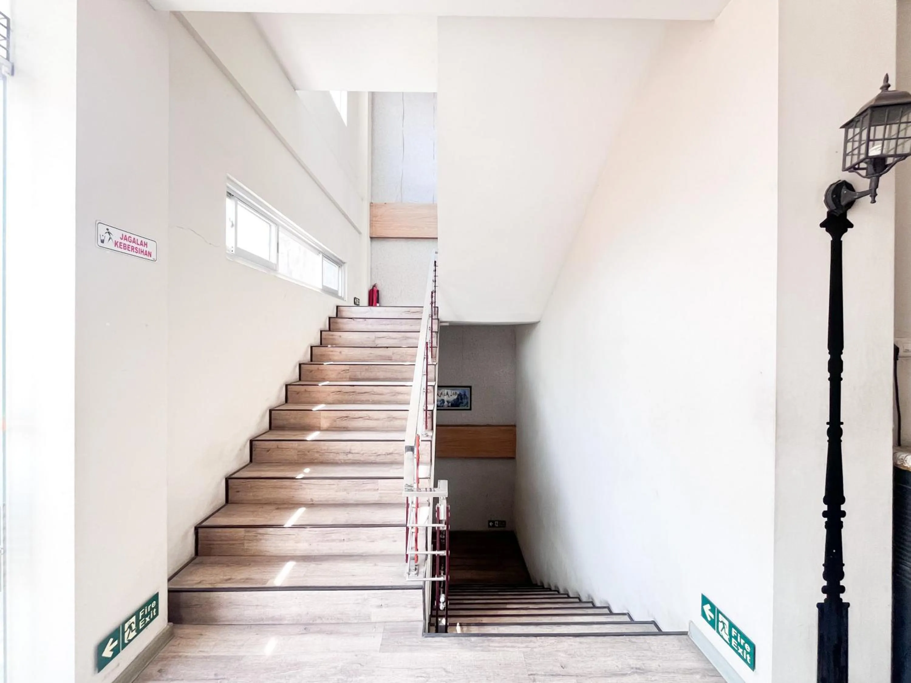 Property building in Sans Vibes Hotel Syariah Graha 100 Gubeng Surabaya