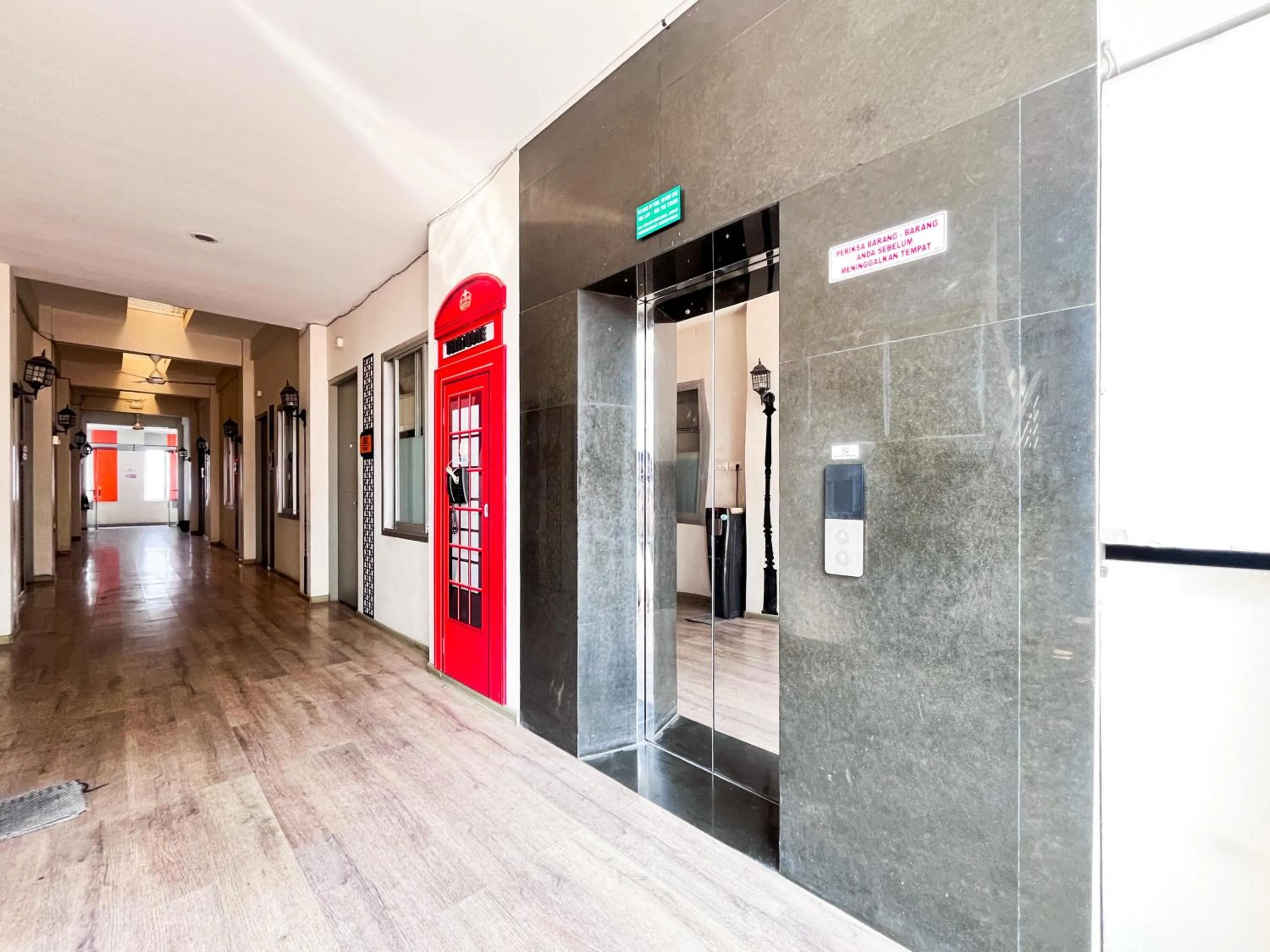 Property building in Sans Vibes Hotel Syariah Graha 100 Gubeng Surabaya