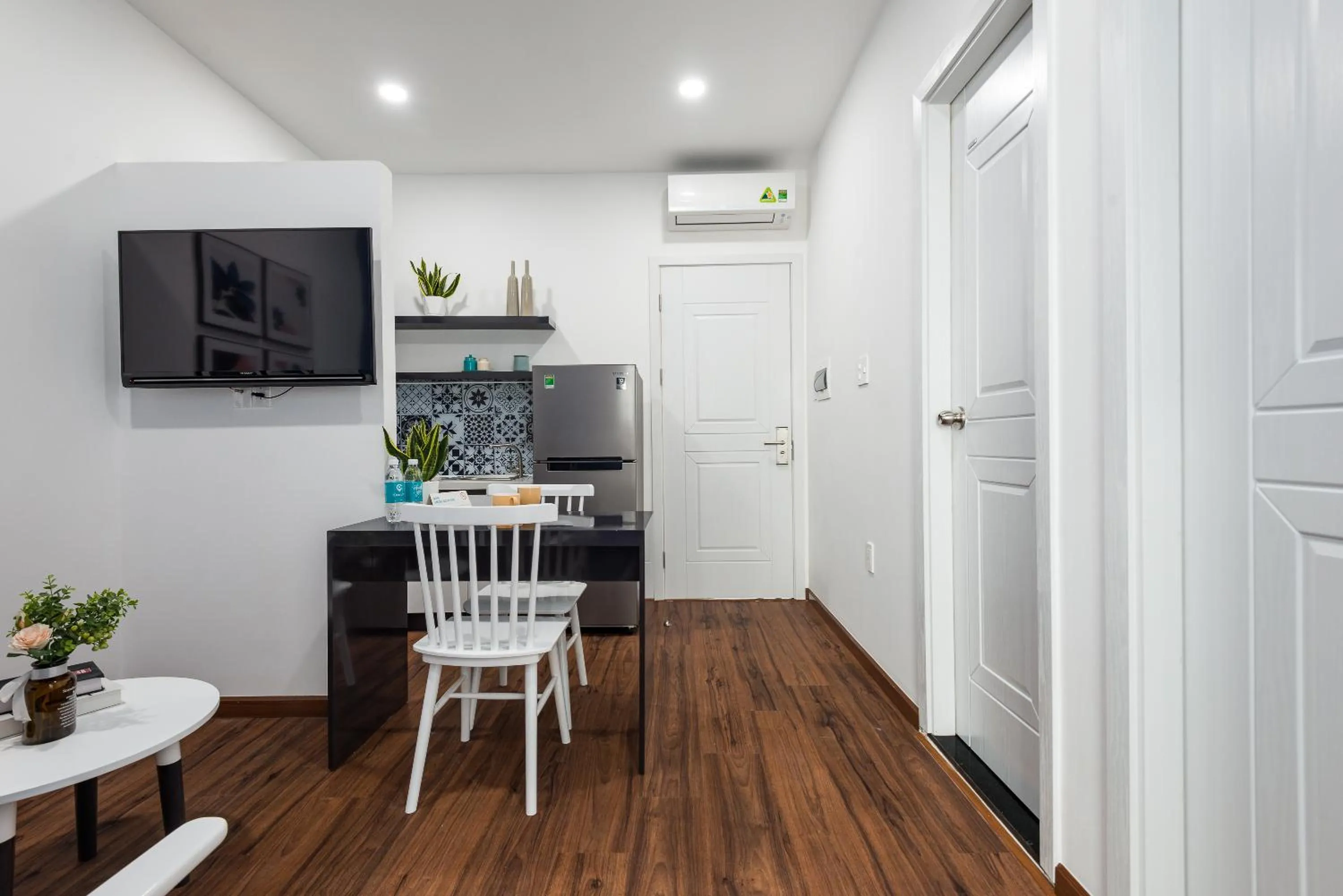 Dining area in Cozrum Homes The Gallery Residence