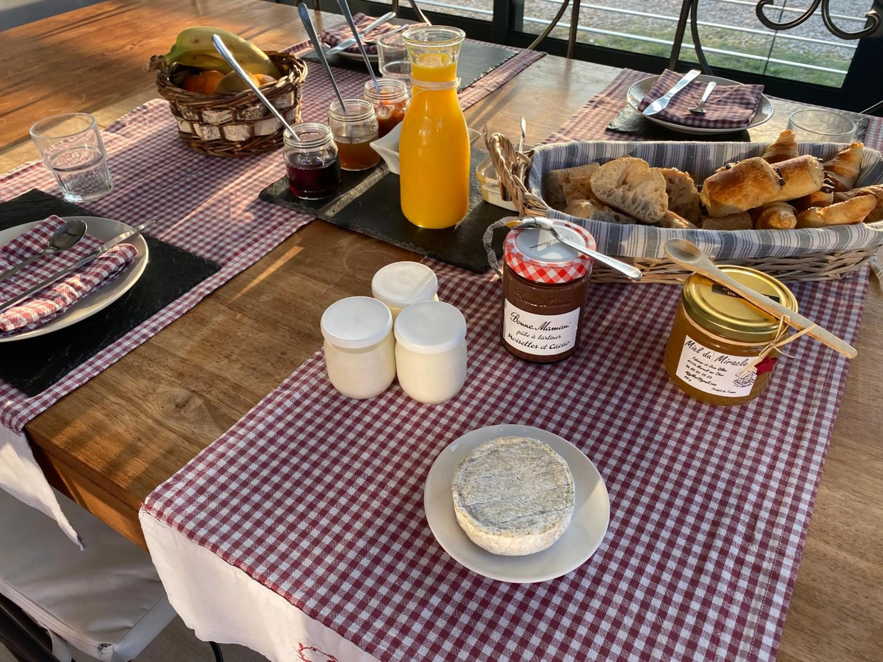 Breakfast in Les Mariniers Chambres d'Hôtes -Guest House - Bain nordique en option
