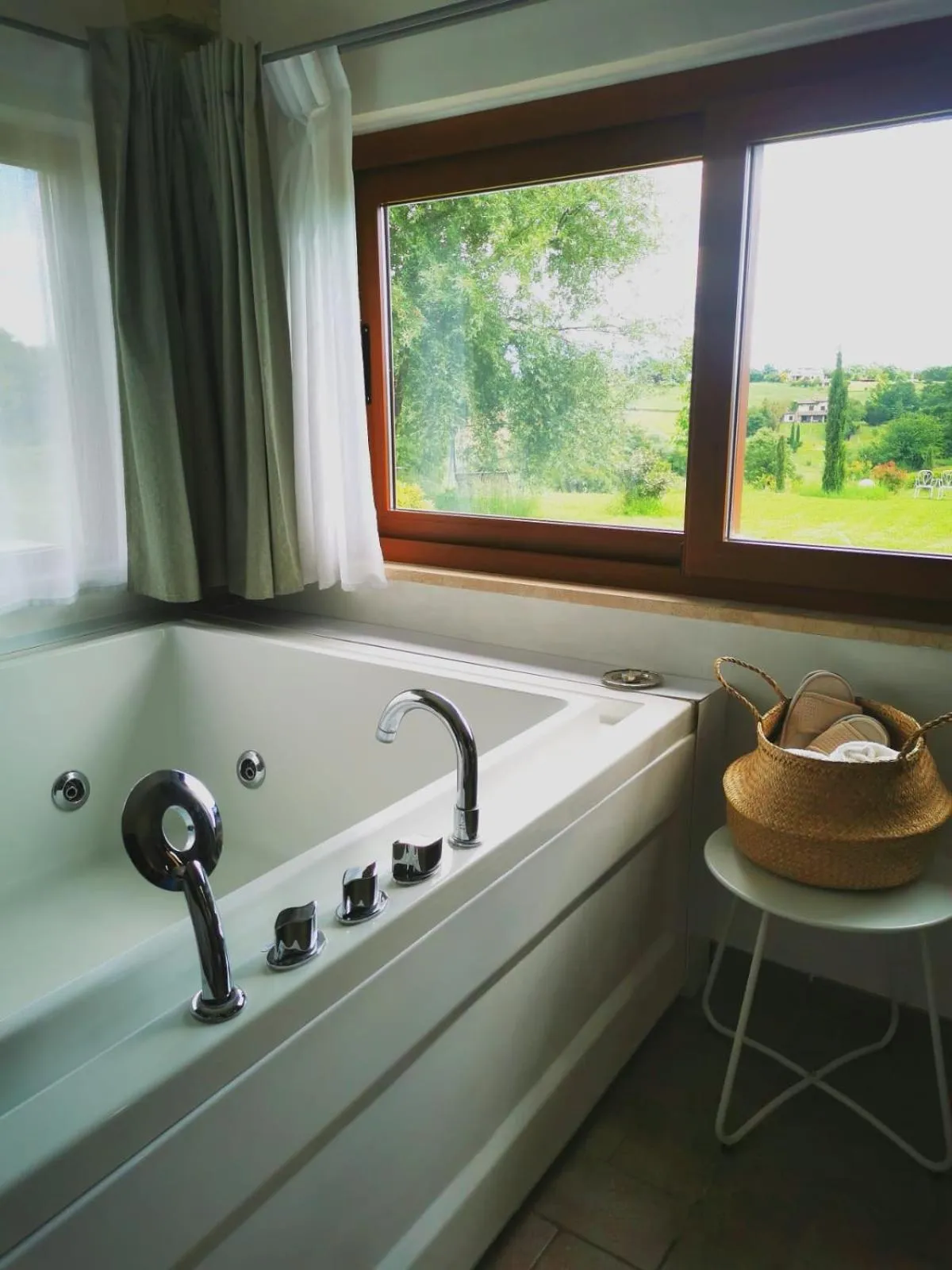 Hot Tub in Dolce Farnetta en-Suite Spa & Yoga