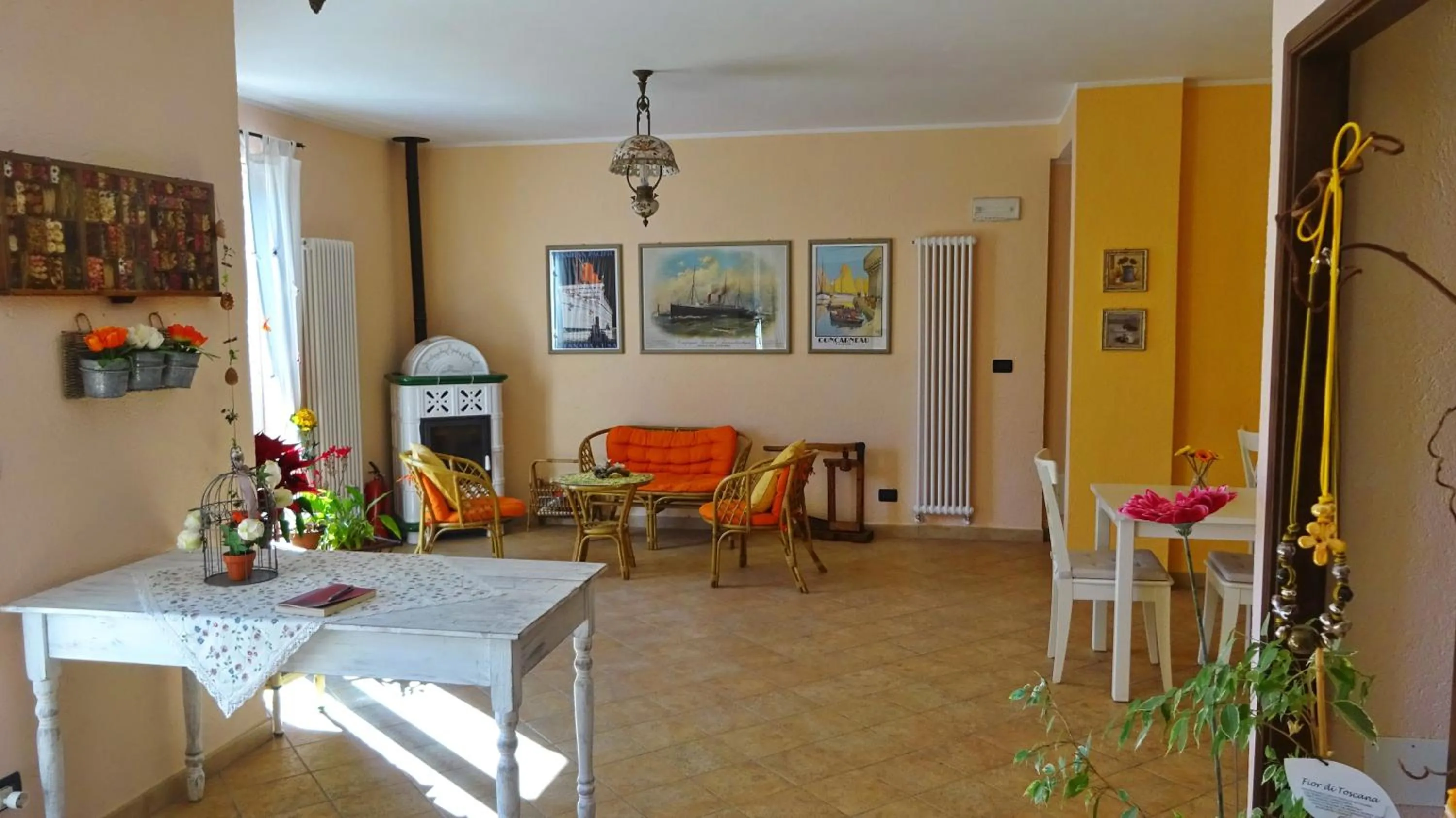 Communal lounge/ TV room in L'Allegra Brigata