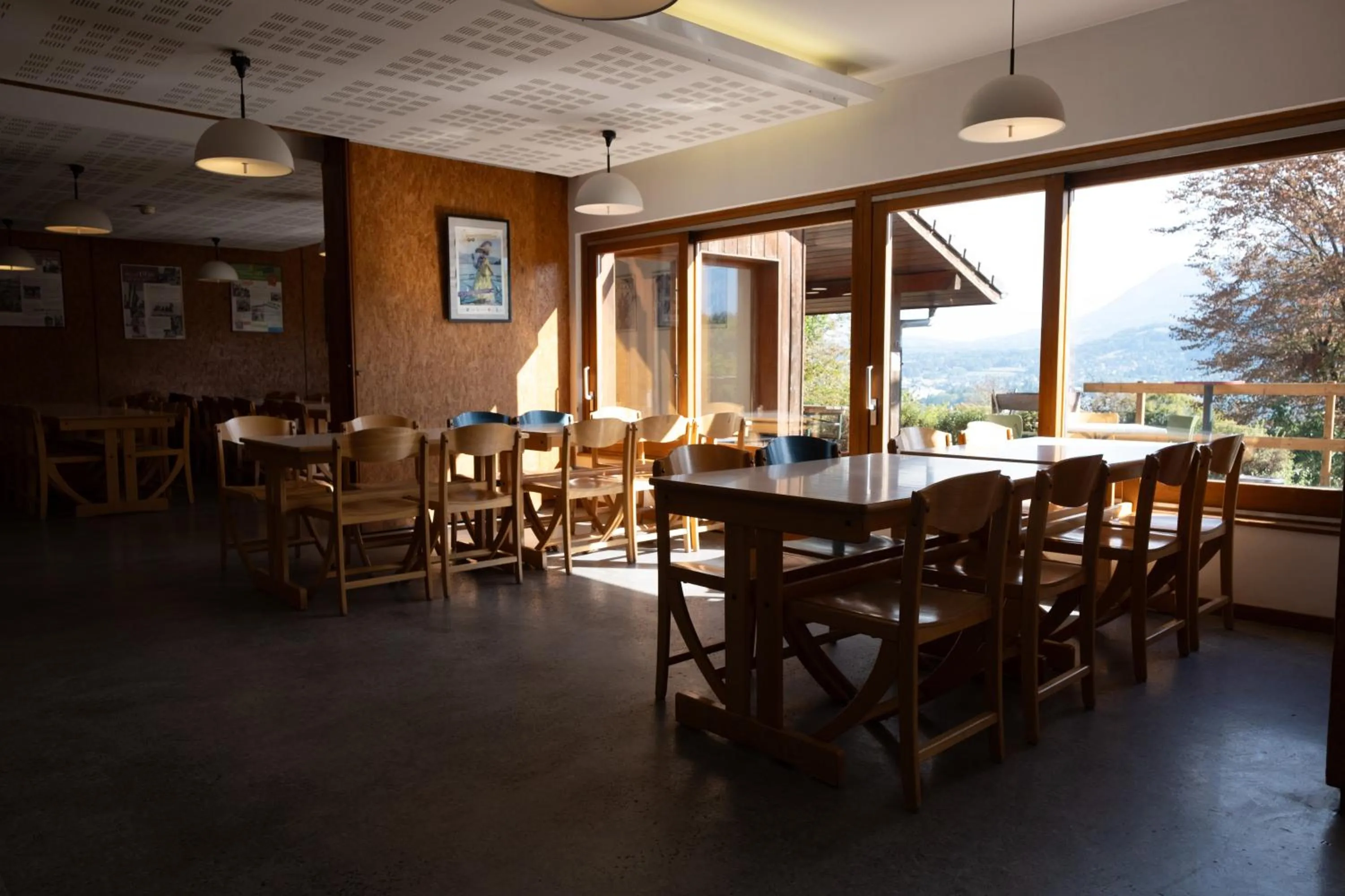 Dining area in Auberge de Jeunesse HI Annecy