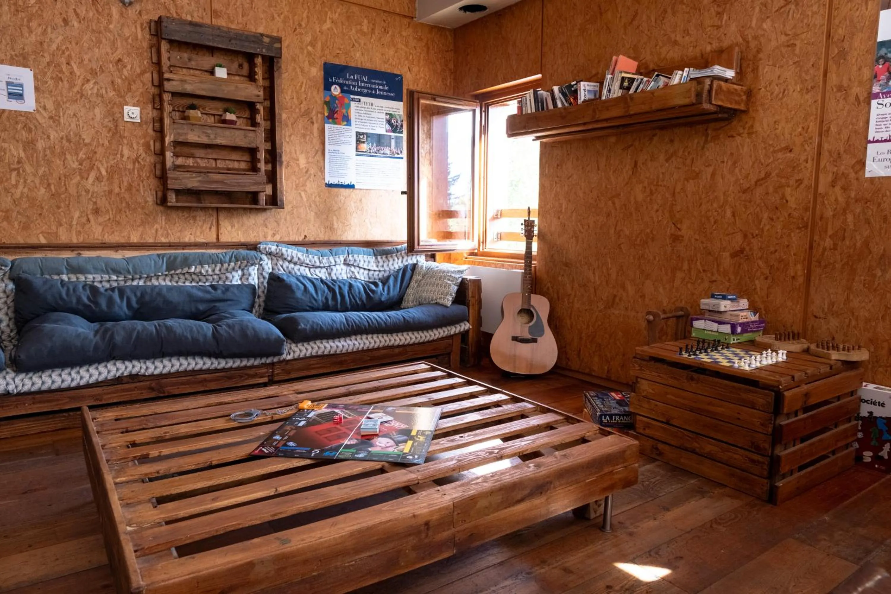 Seating area in Auberge de Jeunesse HI Annecy