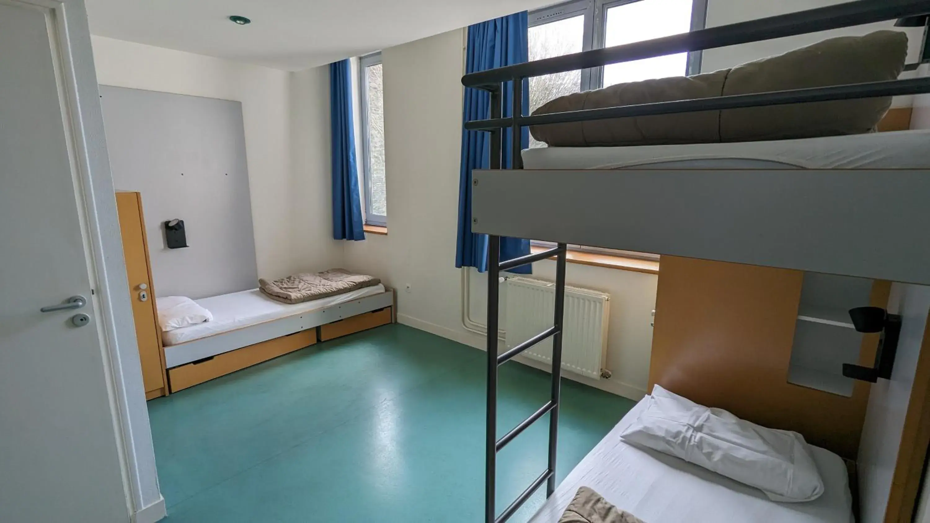 Triple Room with Shower in Auberge de Jeunesse HI Cherbourg Triple Room with Shower in Auberge de Jeunesse HI Cherbourg