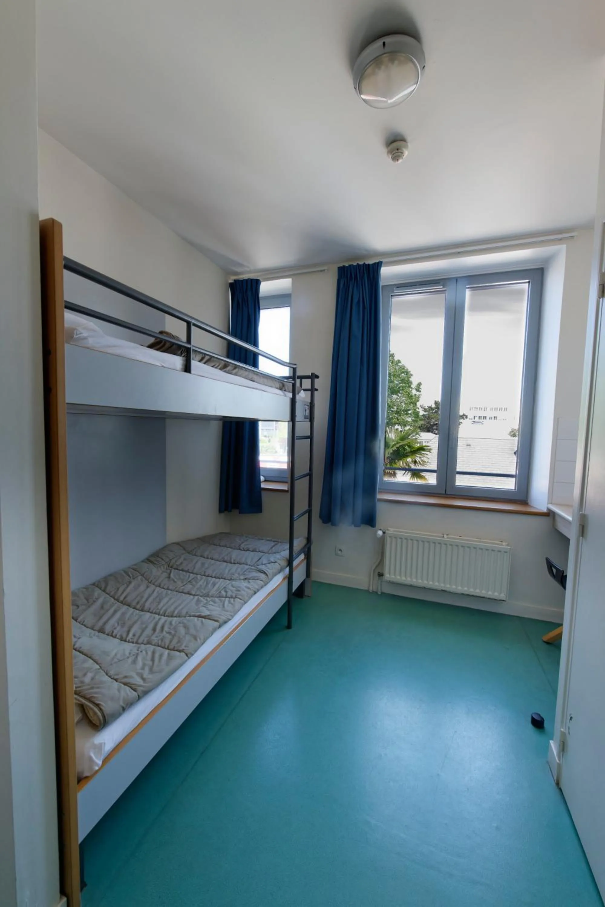 2-Bed Room with Shower in Auberge de Jeunesse HI Cherbourg
