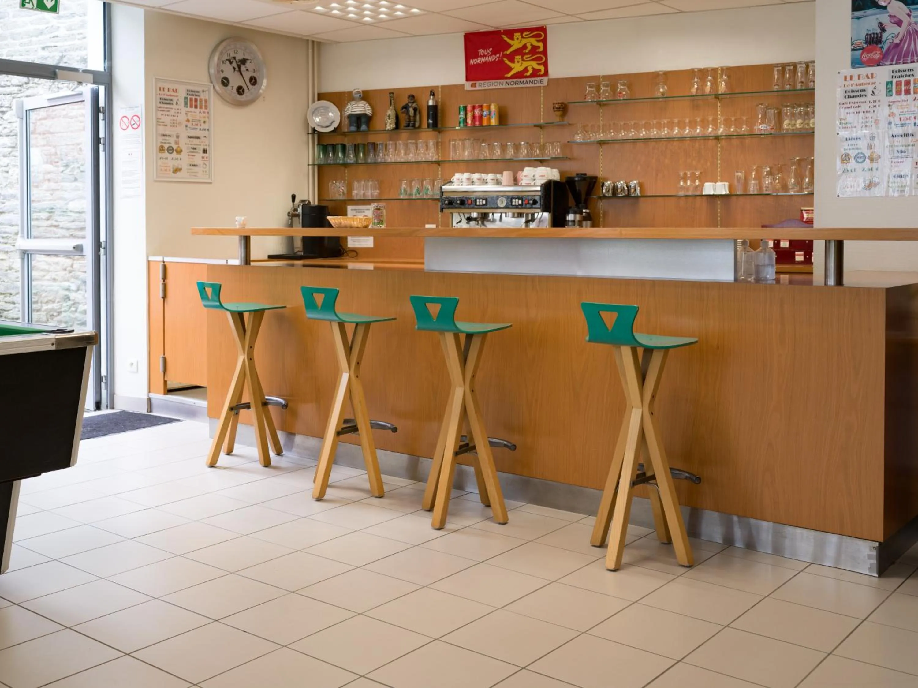 Lounge or bar in Auberge de Jeunesse HI Cherbourg