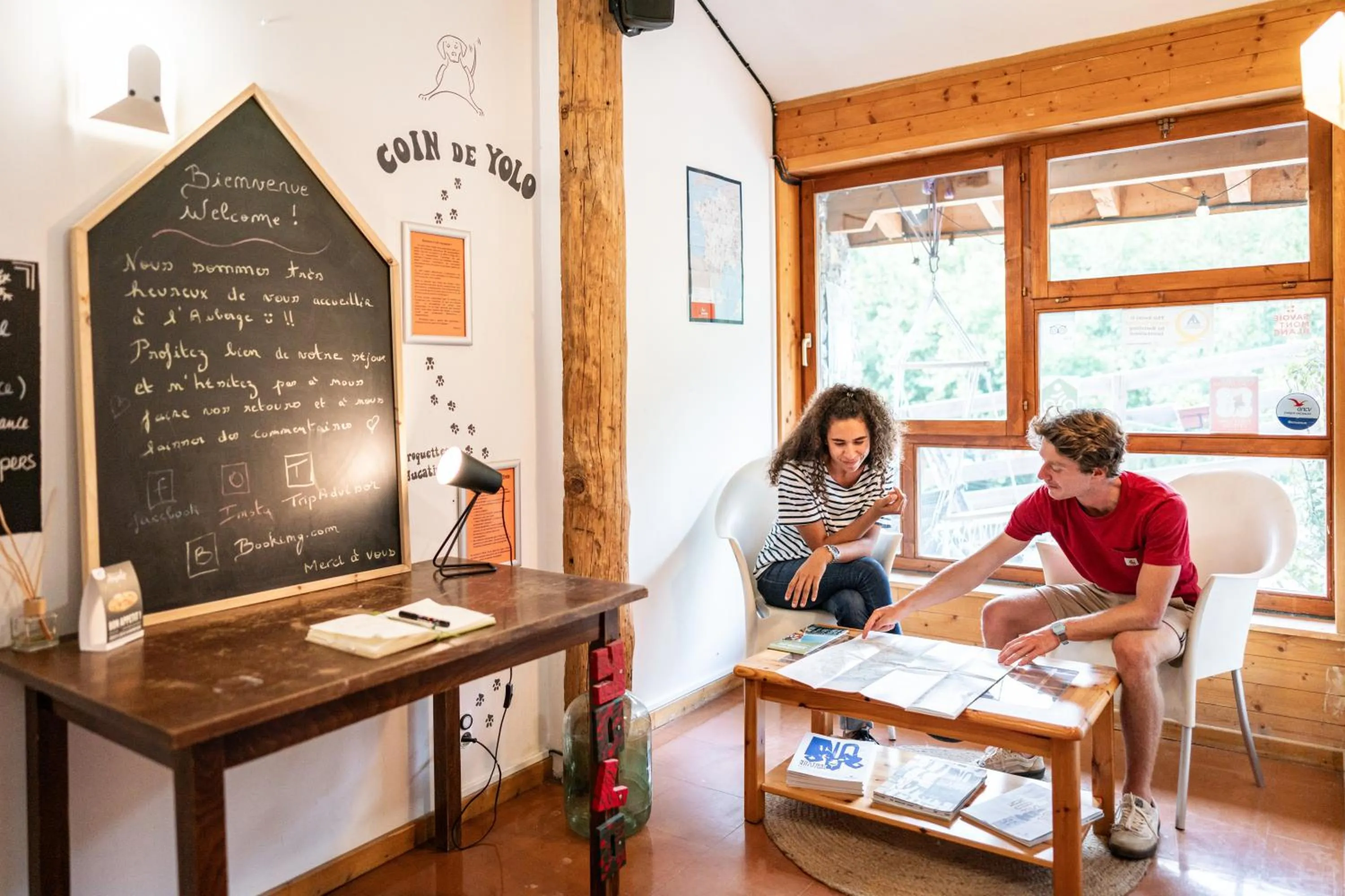Seating area in Auberge de Jeunesse HI La Clusaz
