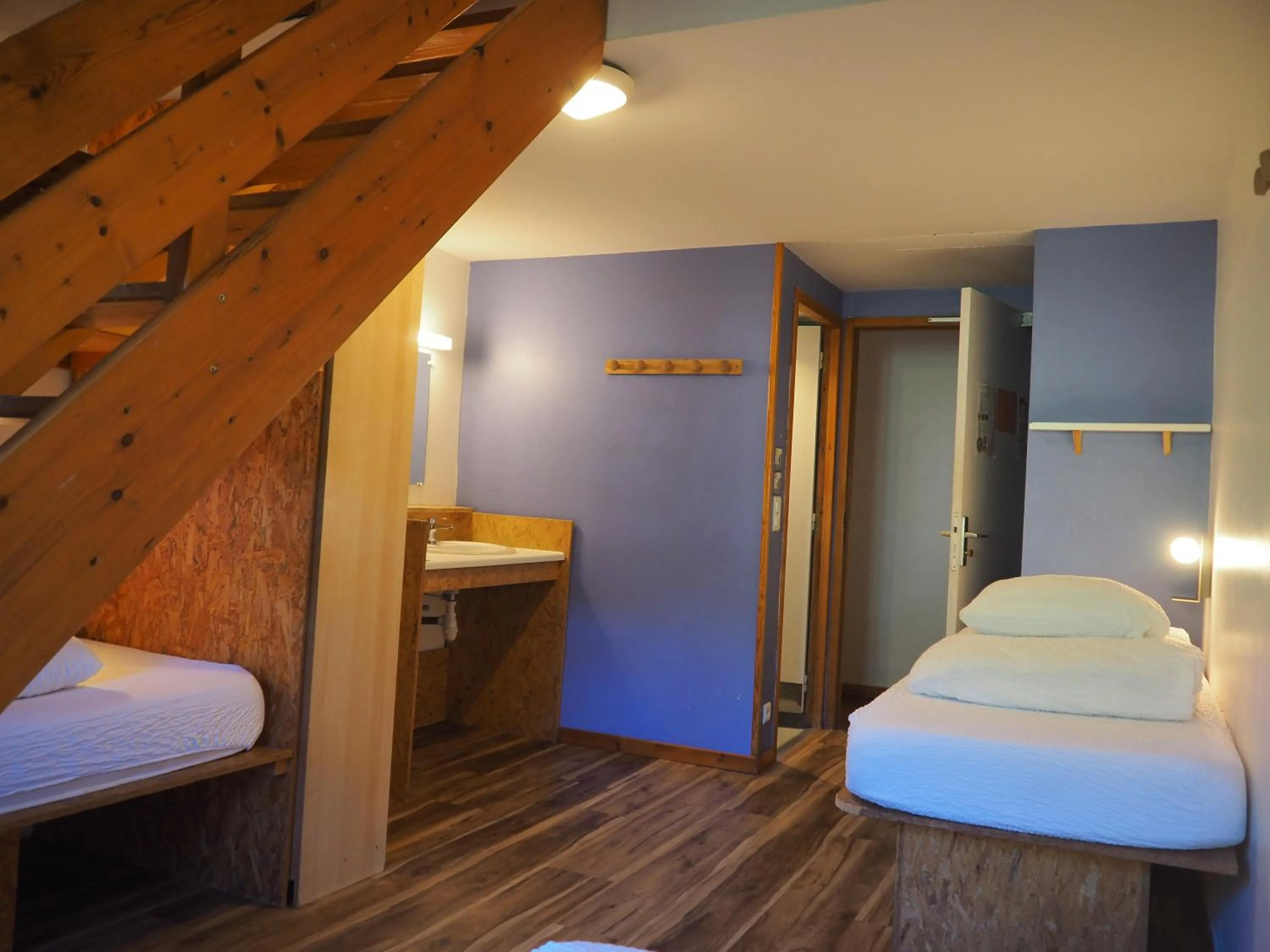 6-Bed Room with Shower - single occupancy in Auberge de Jeunesse HI La Clusaz