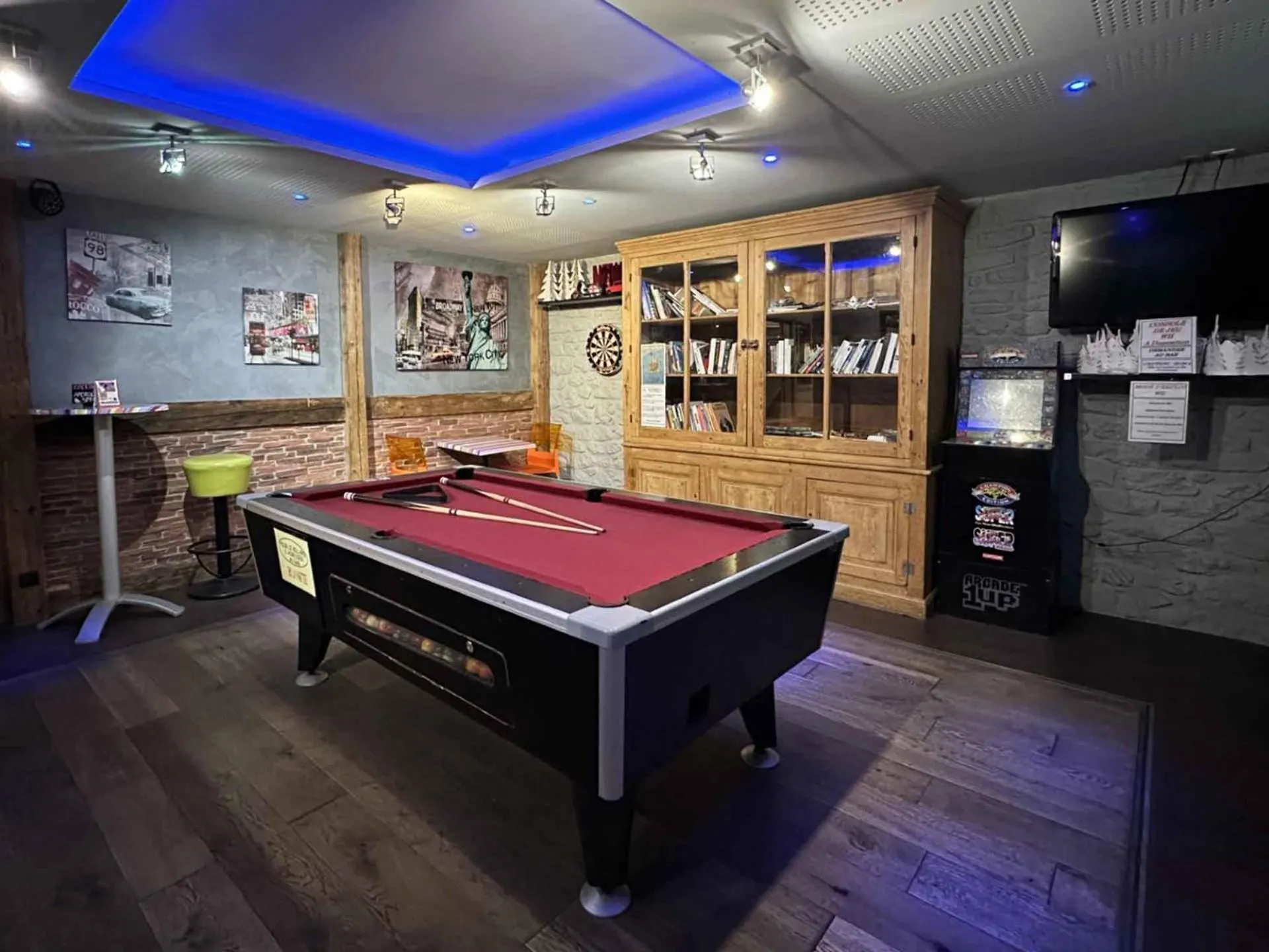 Billiard in Auberge de Jeunesse HI Le Mont-Dore