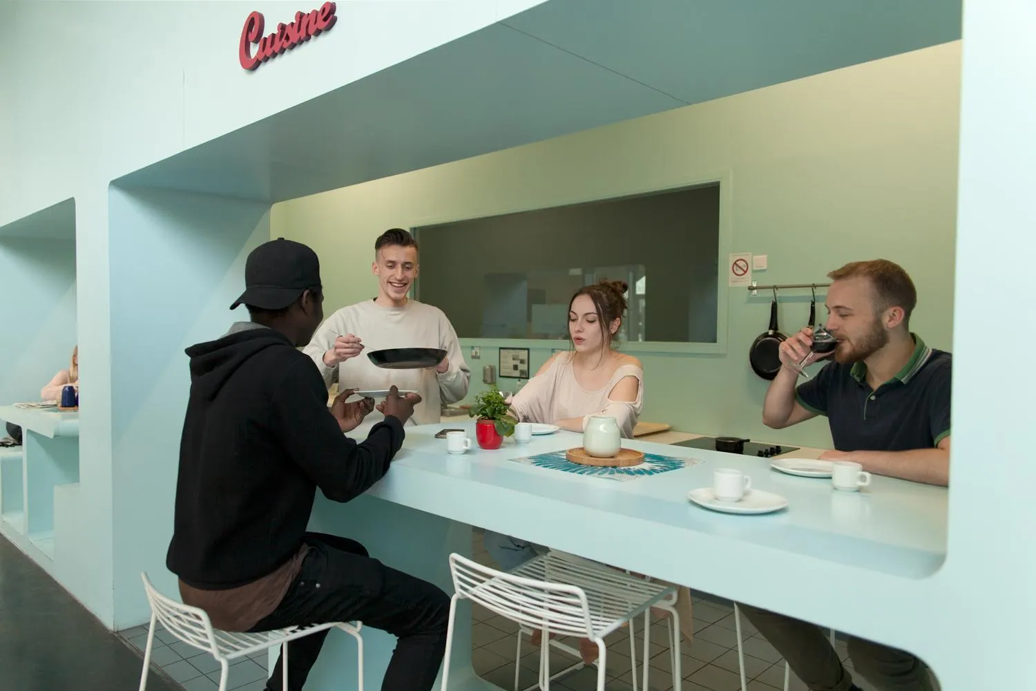 Communal kitchen in Auberge de Jeunesse HI Lille