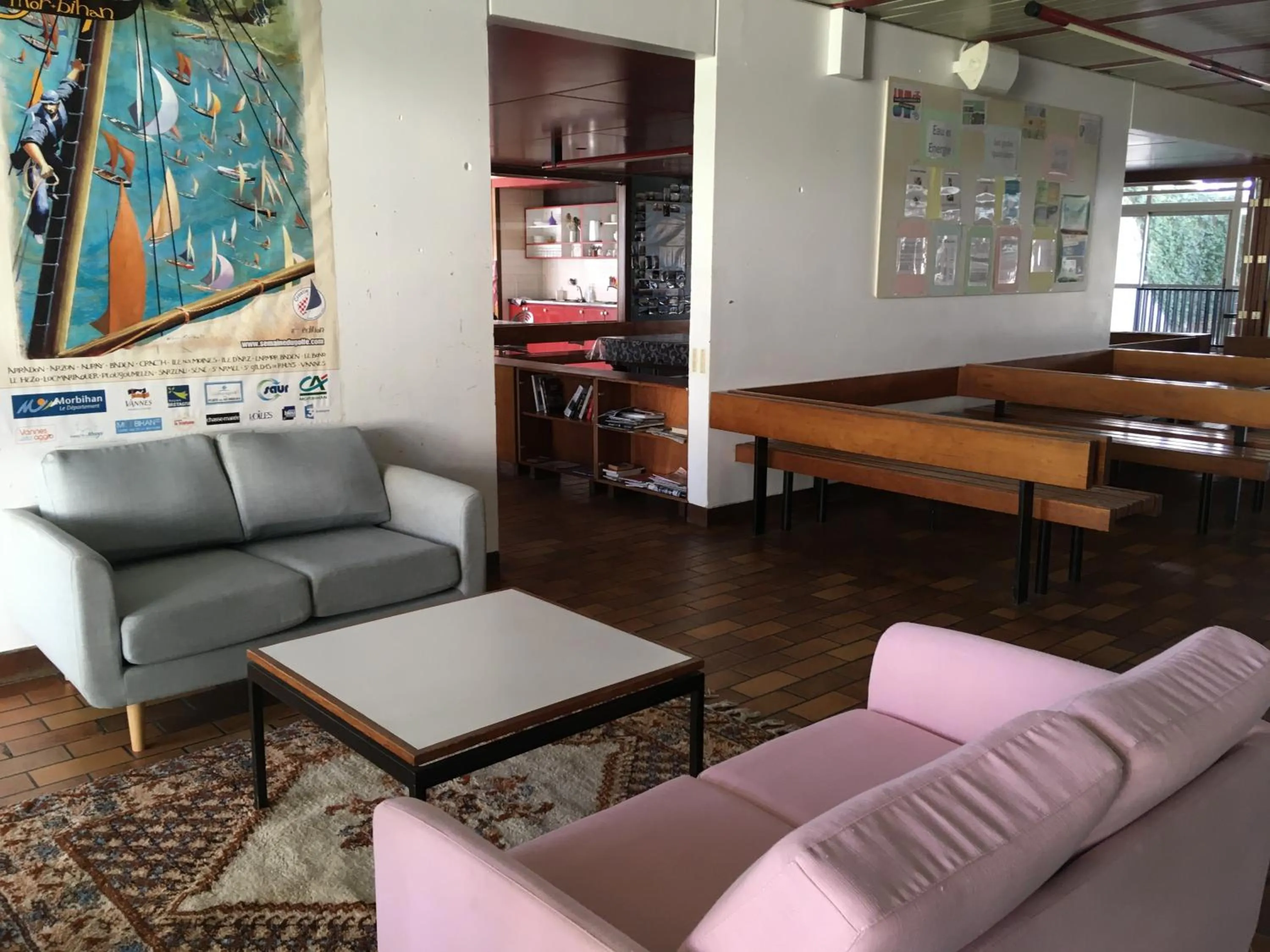 Communal lounge/ TV room in Auberge de Jeunesse HI Lorient