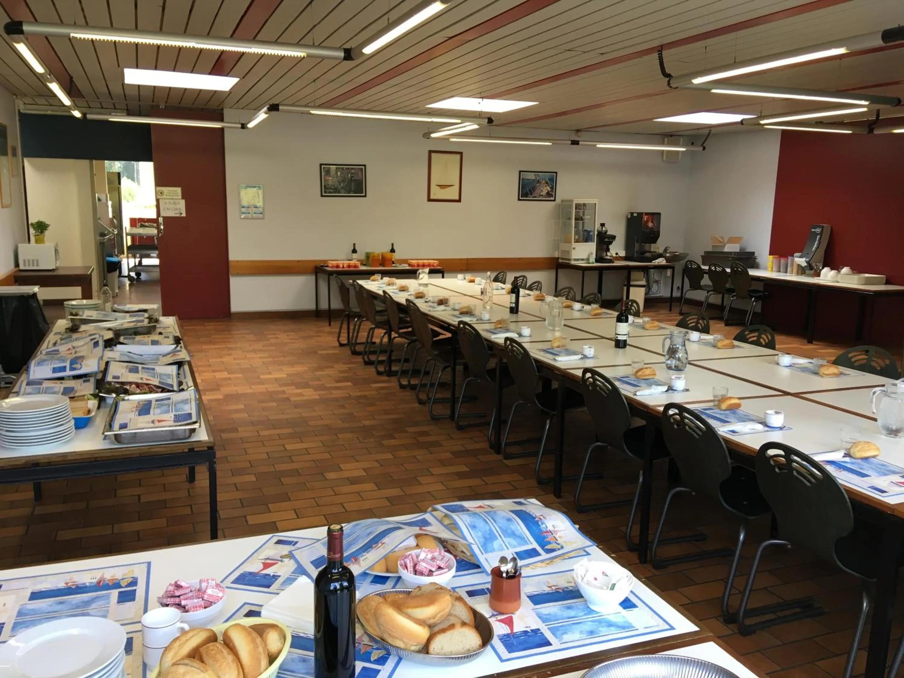 Restaurant/places to eat in Auberge de Jeunesse HI Lorient