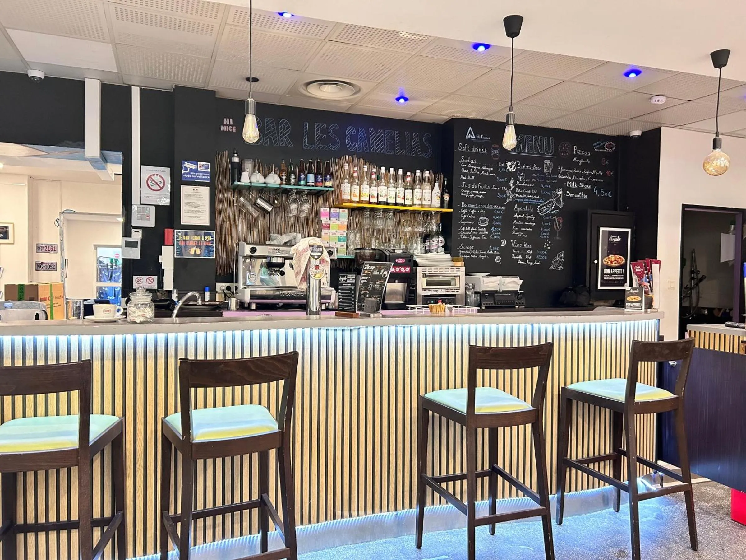 Lounge or bar in Auberge de Jeunesse HI Nice Les Camélias