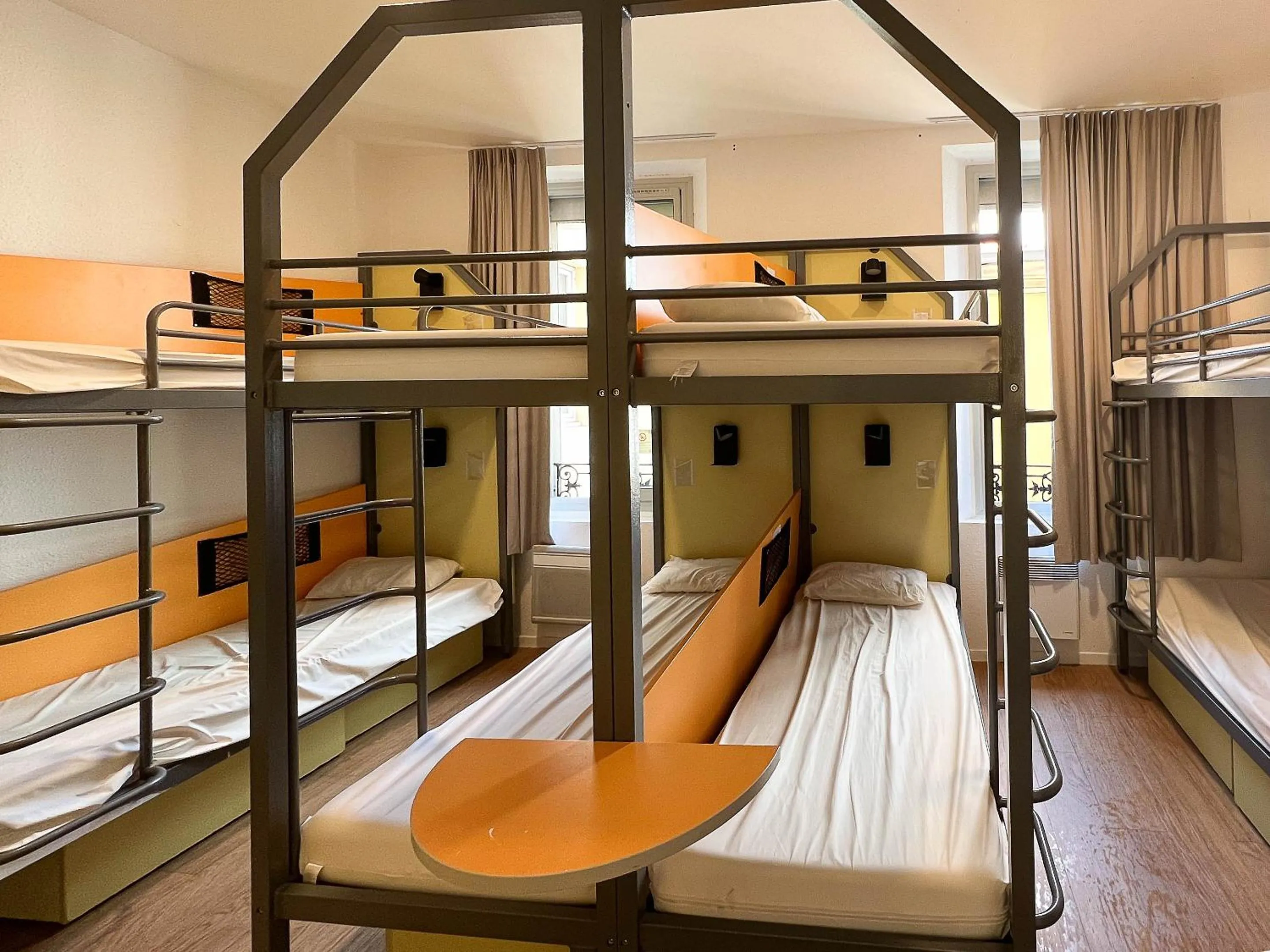 Bed in 8-Bed Male Dormitory with Ensuite Shower – Shared Toilets in Auberge de Jeunesse HI Nice Les Camélias