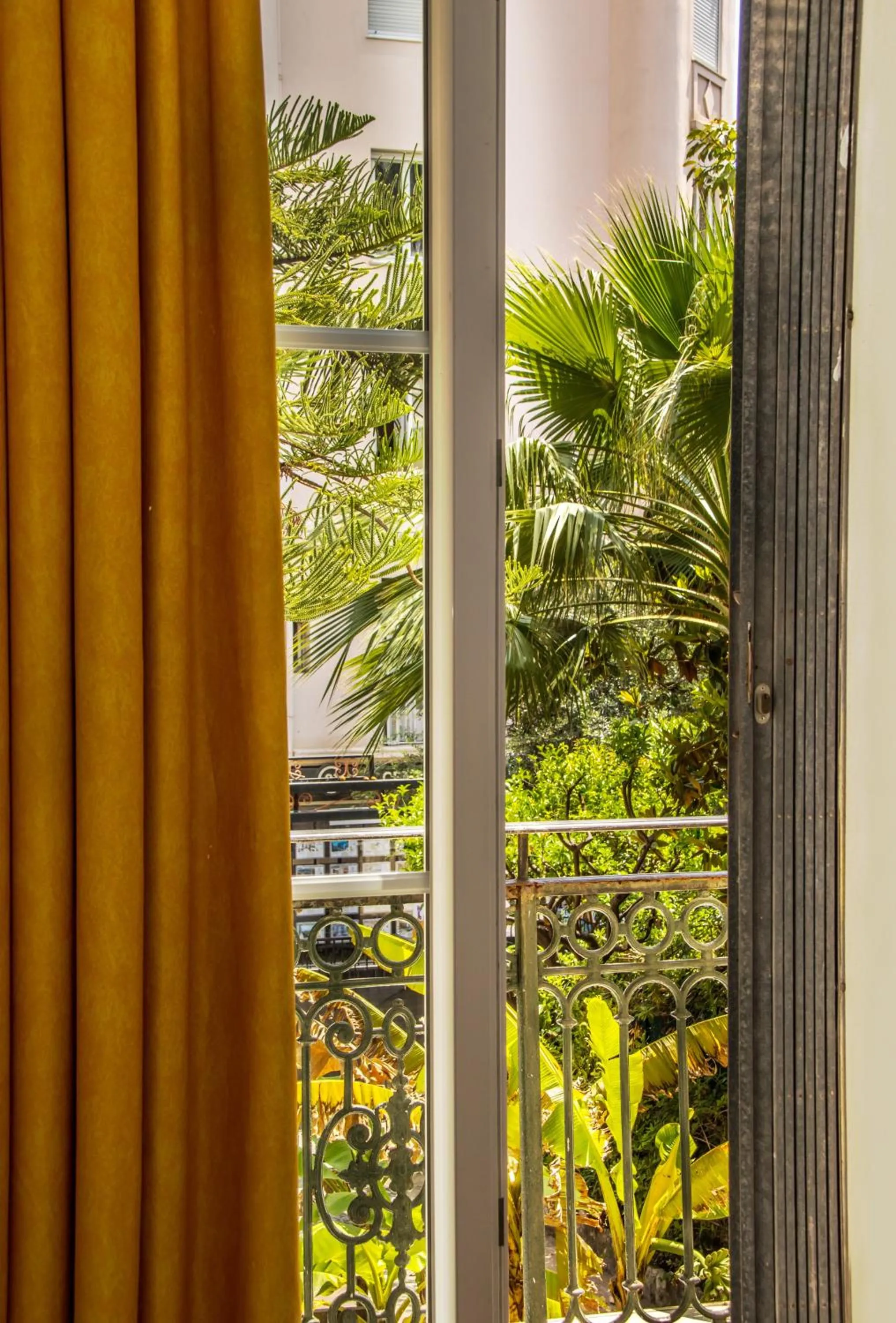 Garden view in Auberge de Jeunesse HI Nice Les Camélias