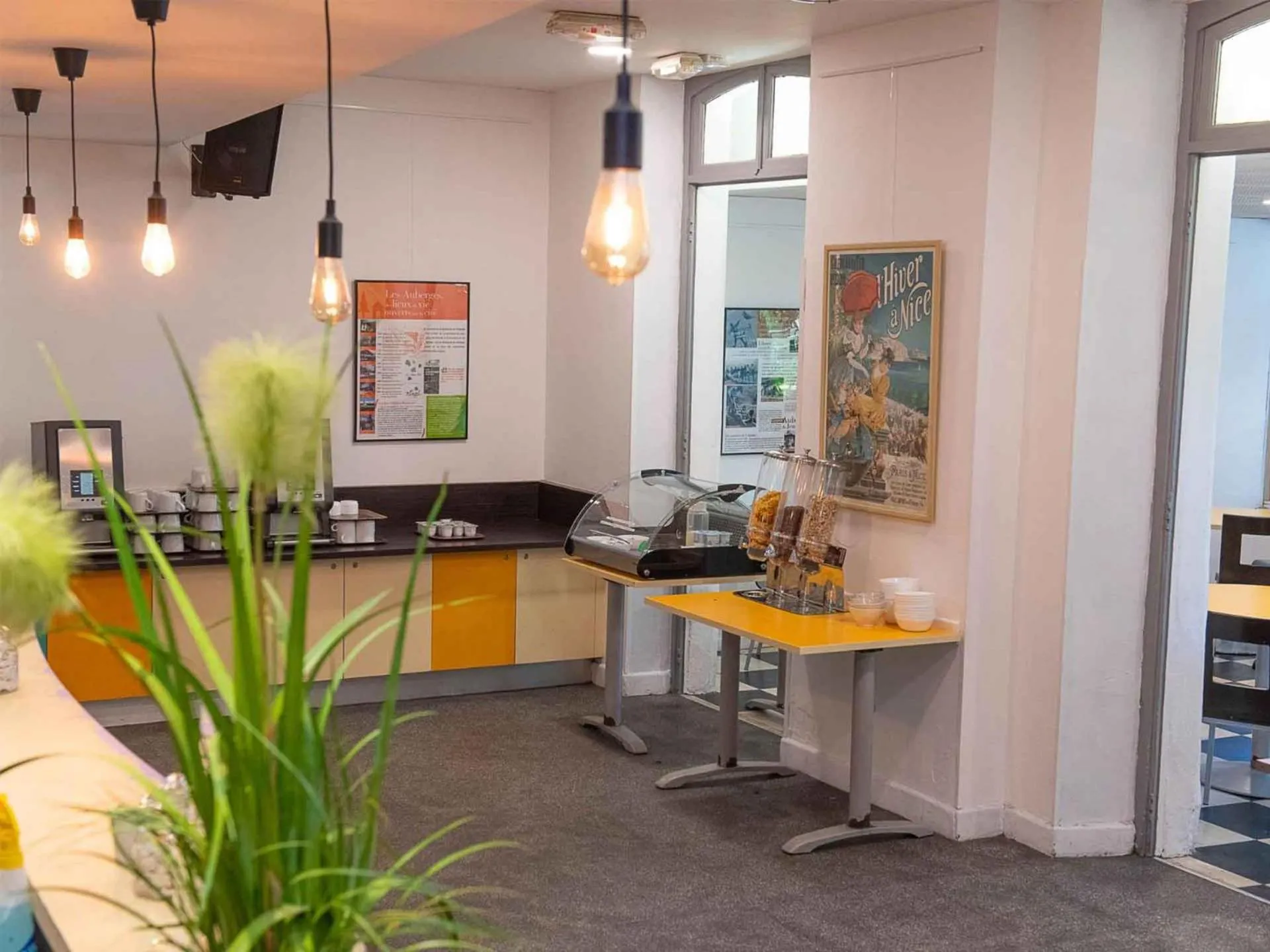 Dining area in Auberge de Jeunesse HI Nice Les Camélias