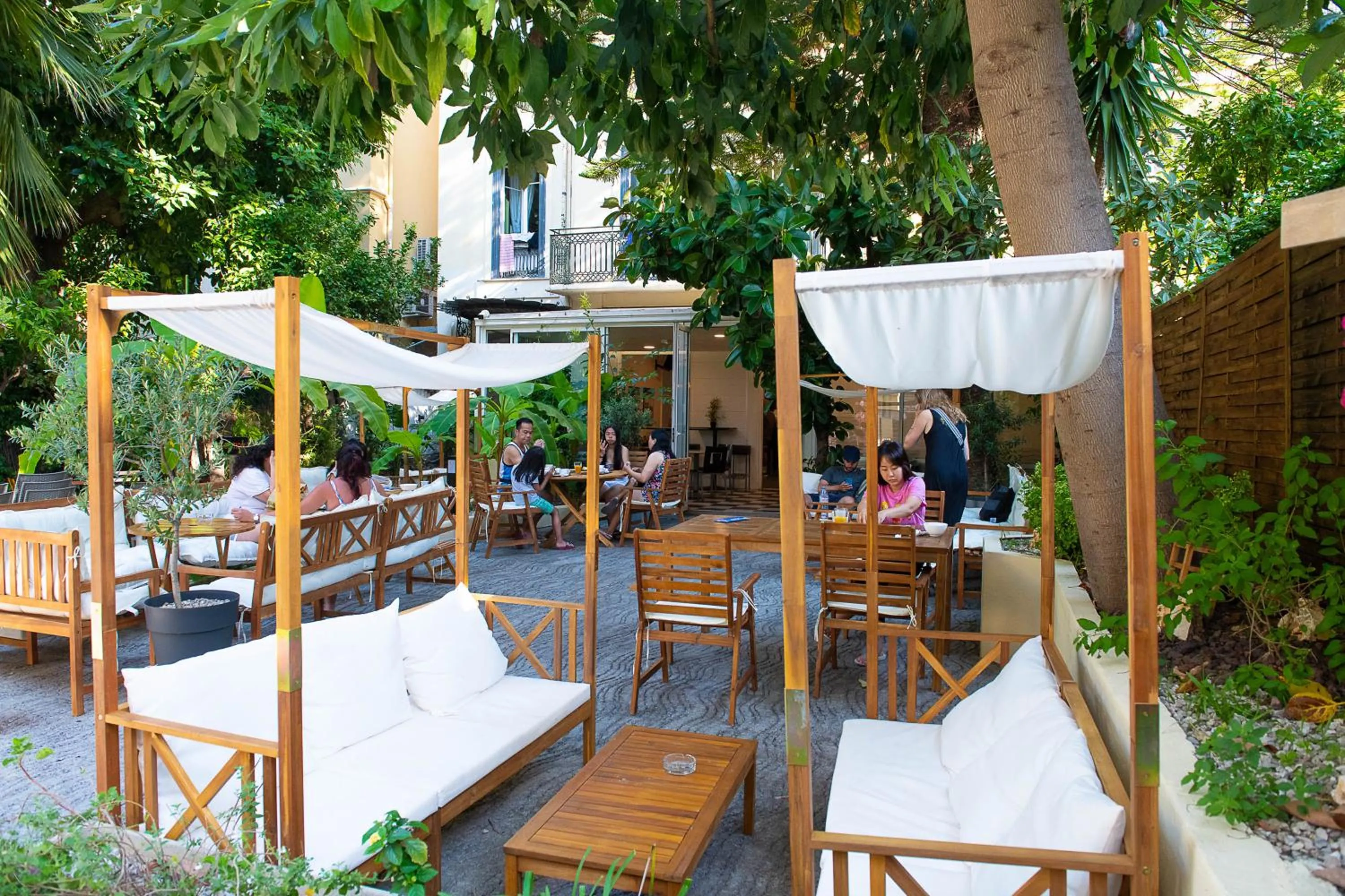 Patio in Auberge de Jeunesse HI Nice Les Camélias