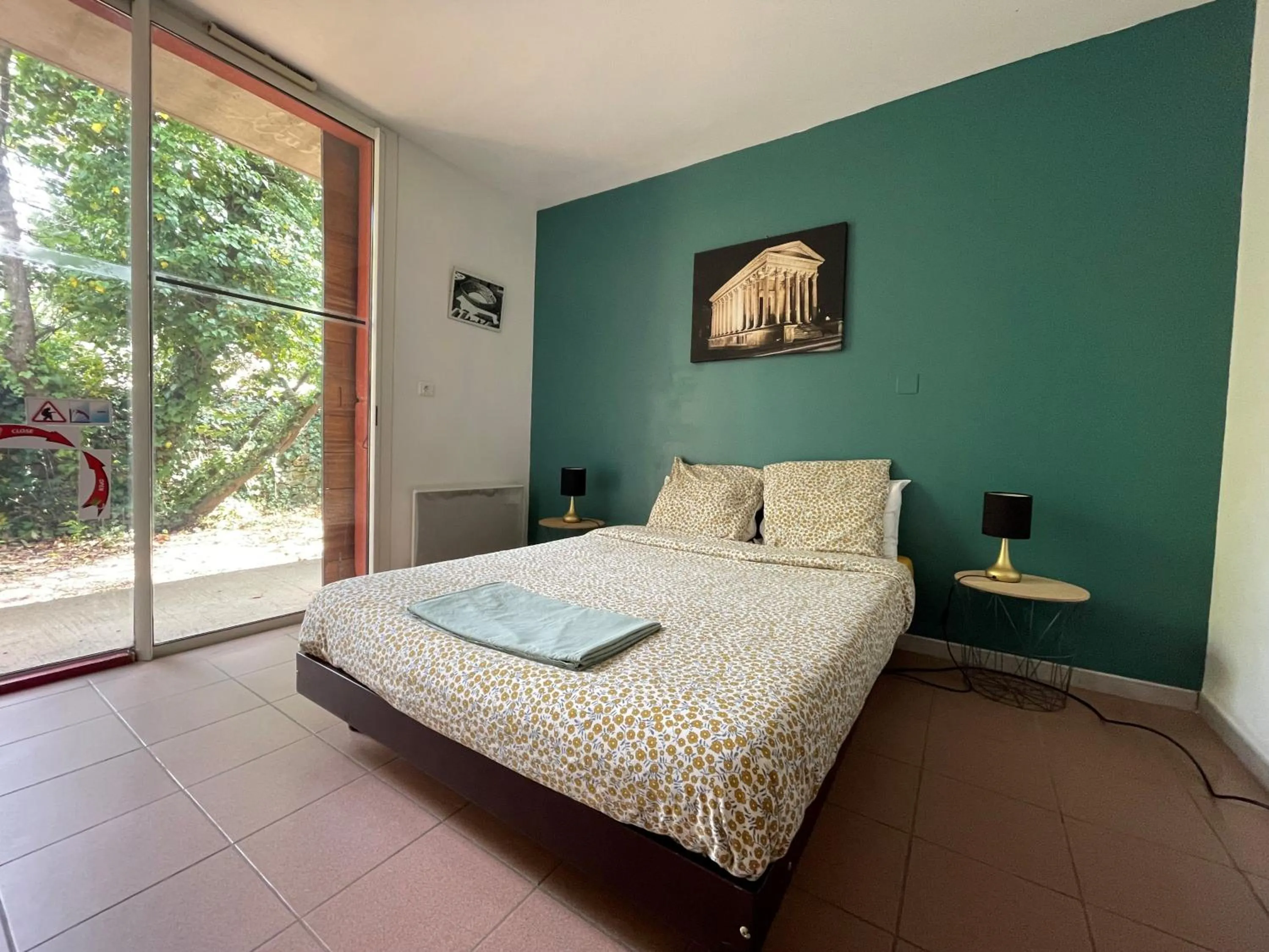 Double Room with Shared Bathroom in Auberge de Jeunesse HI Nîmes