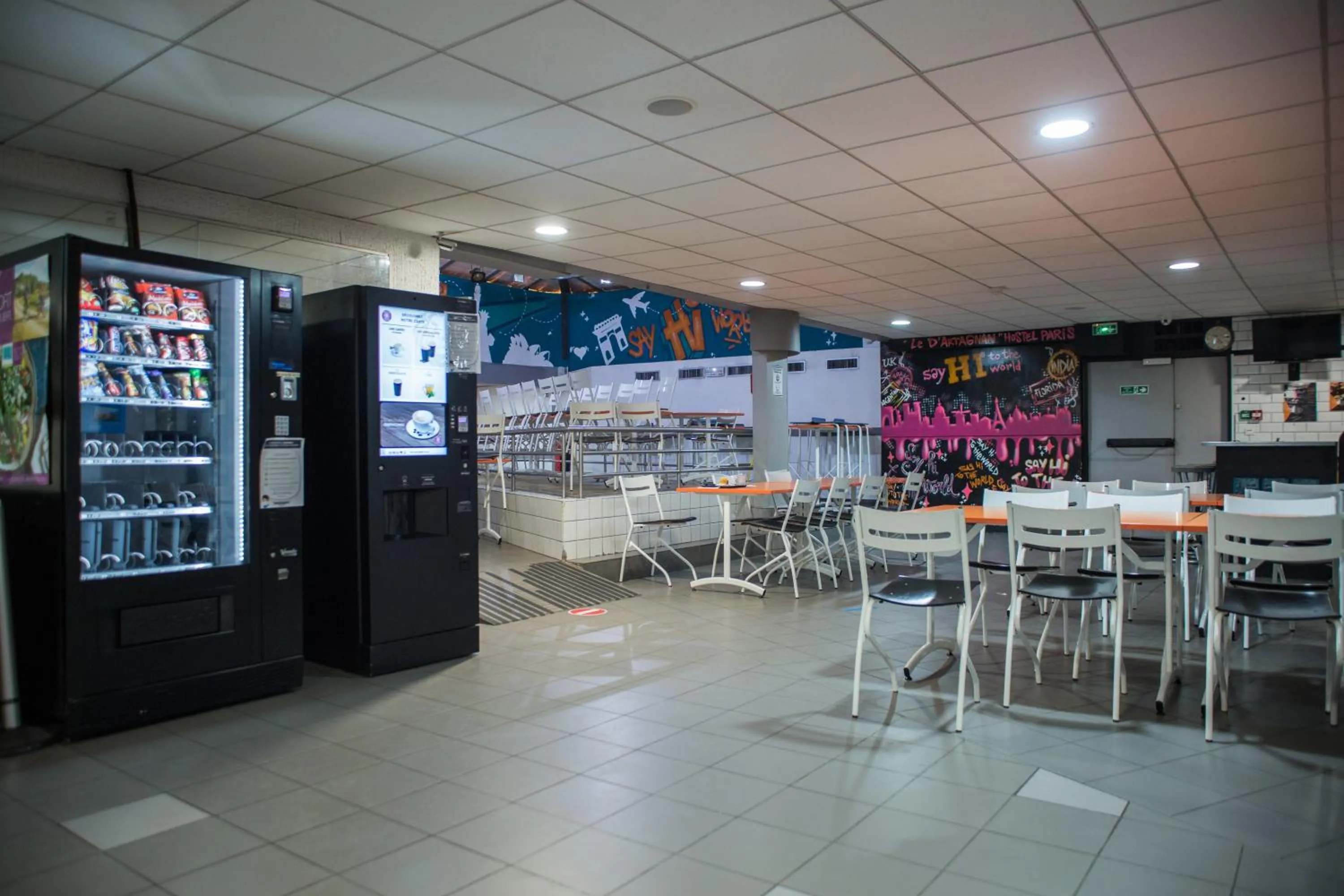 Restaurant/places to eat in Auberge de Jeunesse HI Paris Le d'Artagnan