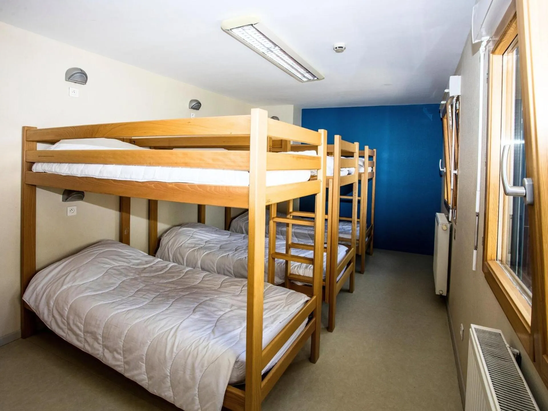 Room for 6 People – Shared Bathroom in Auberge de Jeunesse HI Pontarlier