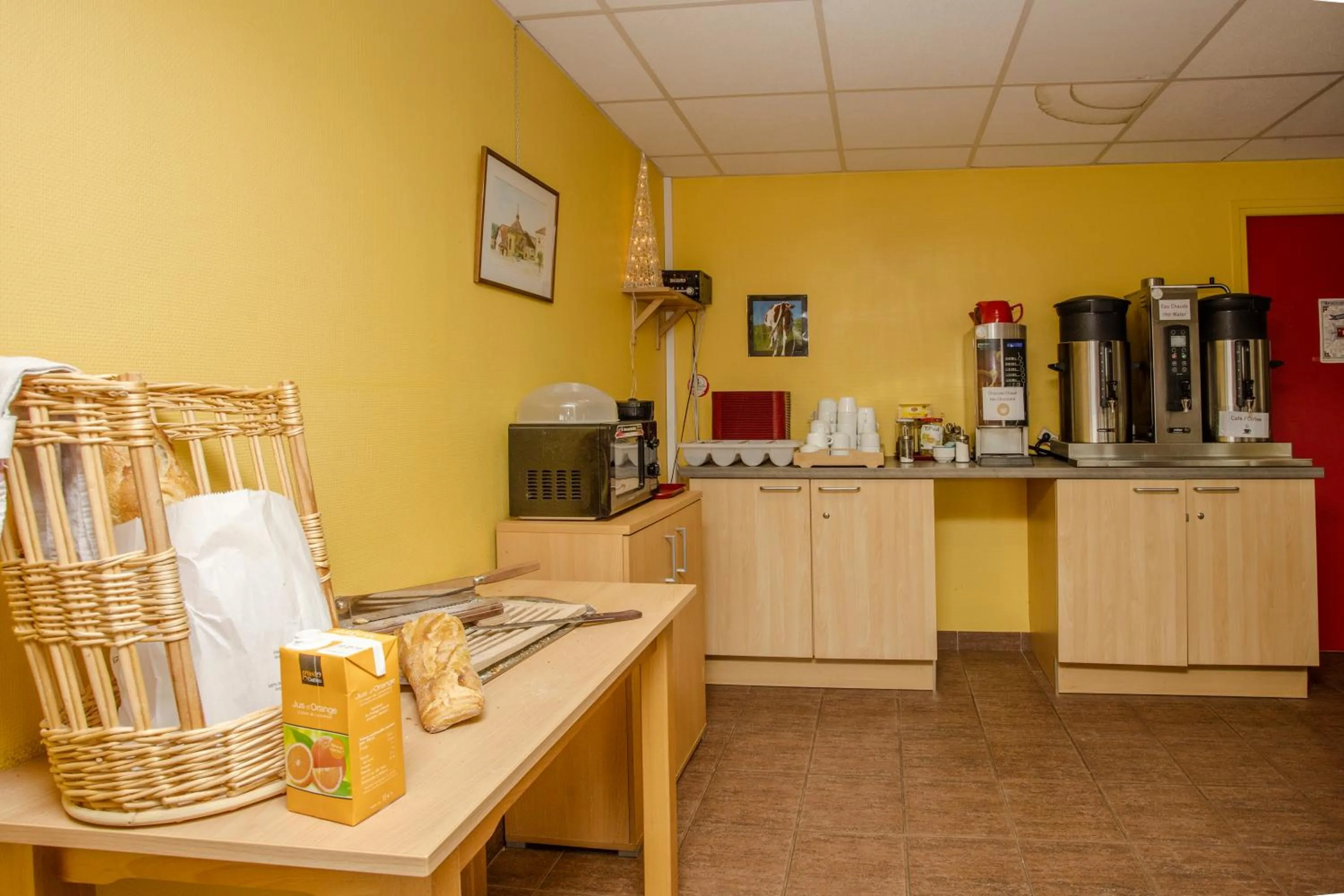 Communal kitchen in Auberge de Jeunesse HI Pontarlier