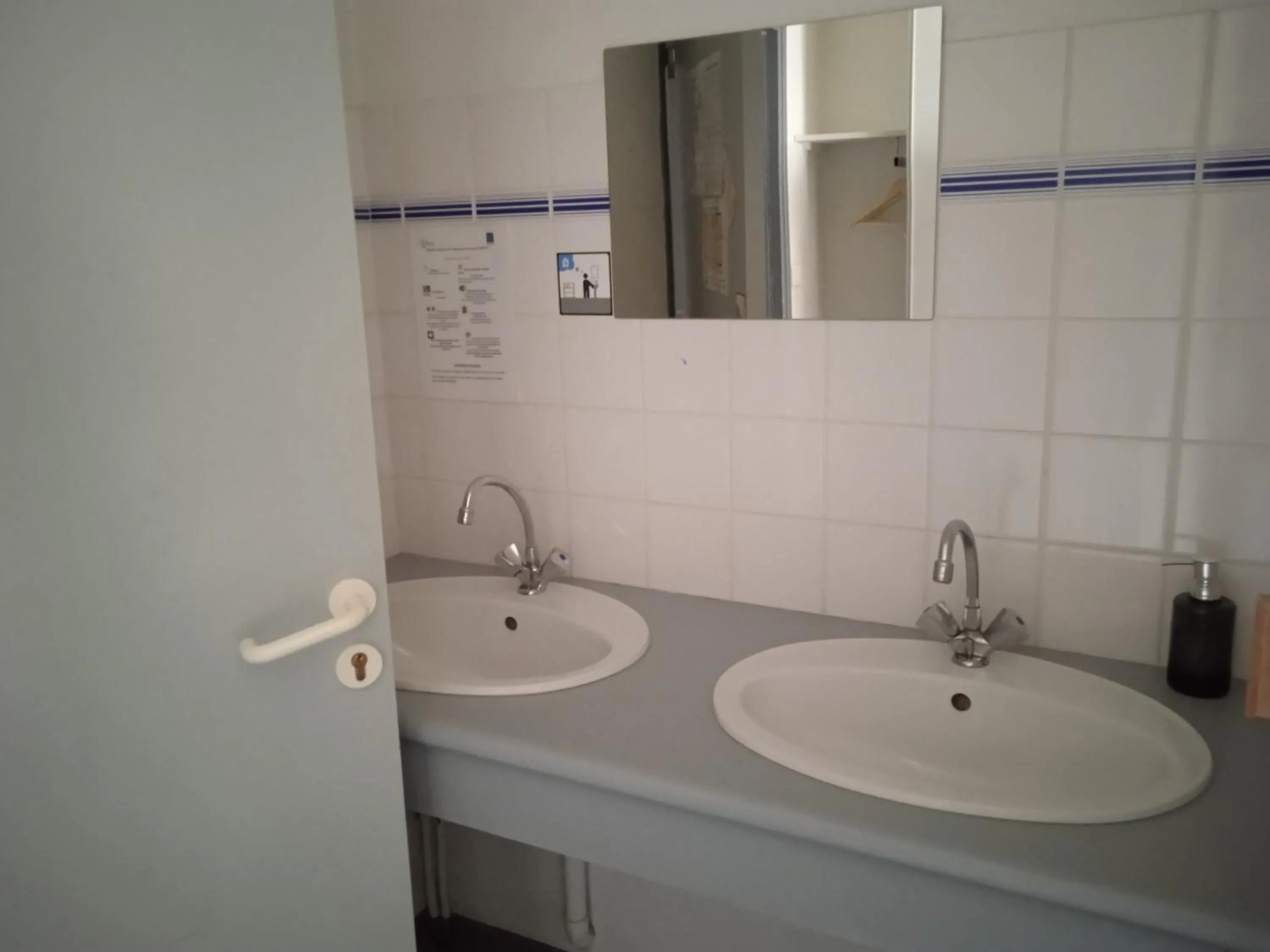 Bathroom in Auberge de Jeunesse HI Pontivy