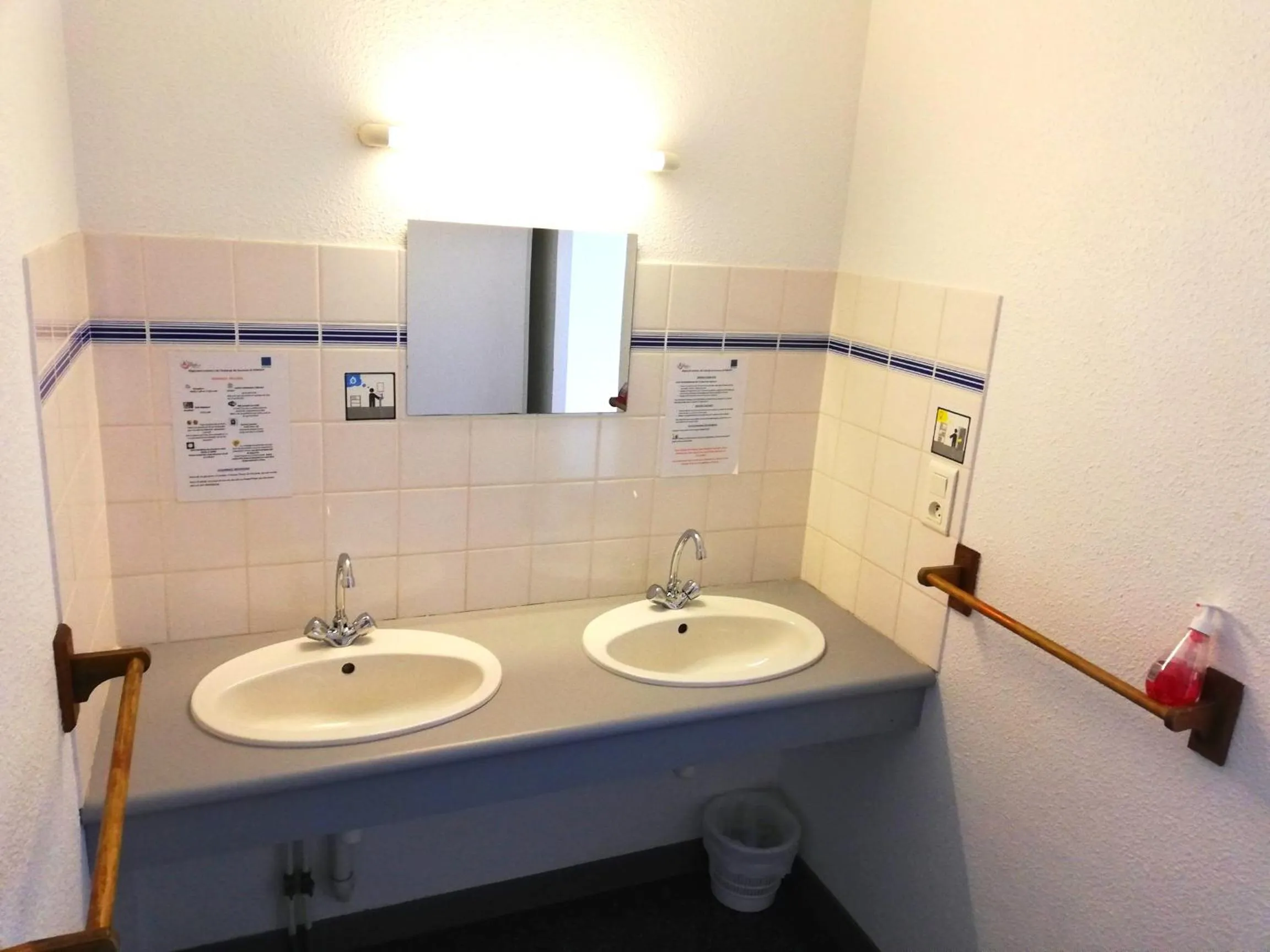 Bathroom in Auberge de Jeunesse HI Pontivy