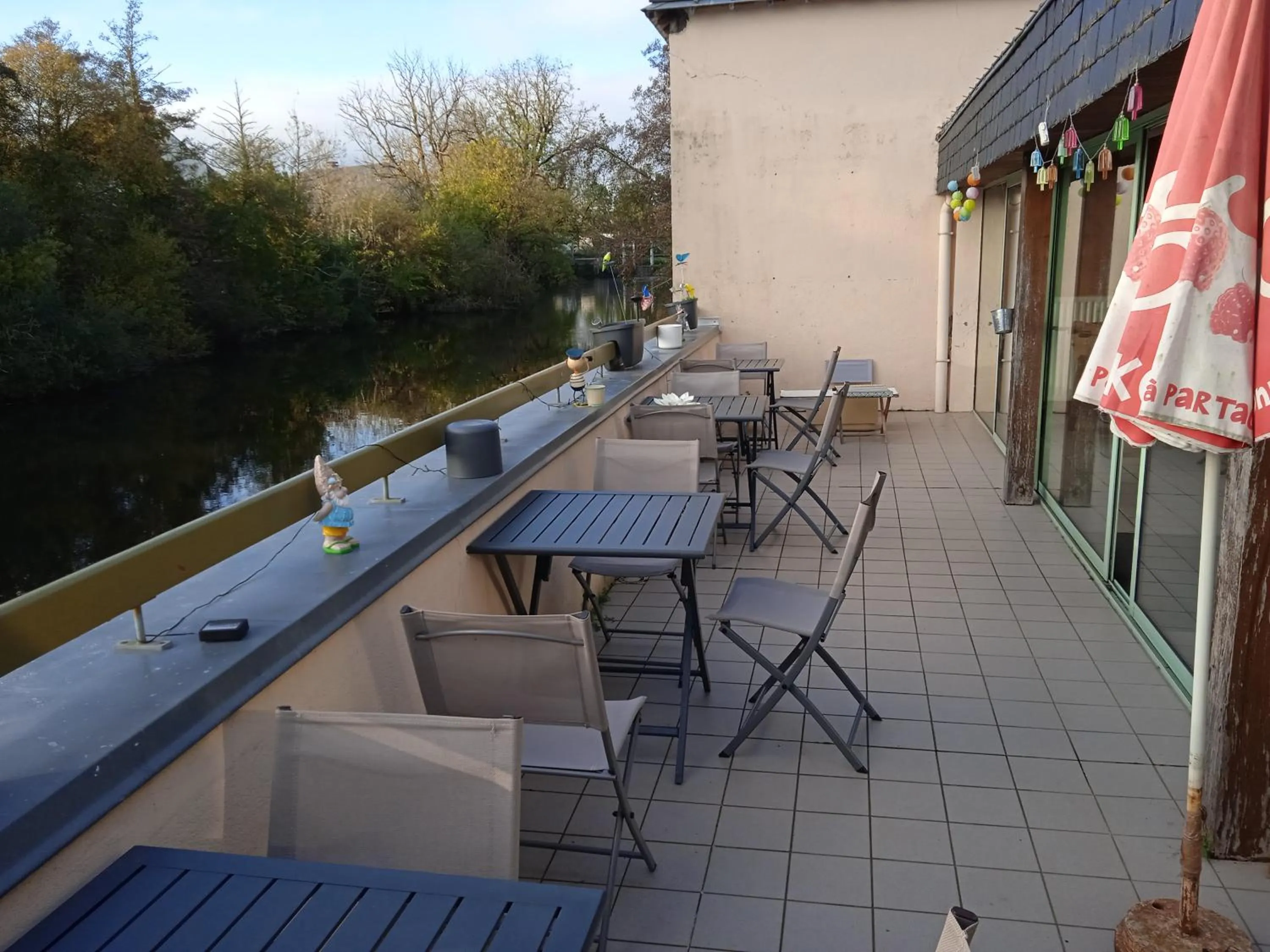 Patio in Auberge de Jeunesse HI Pontivy