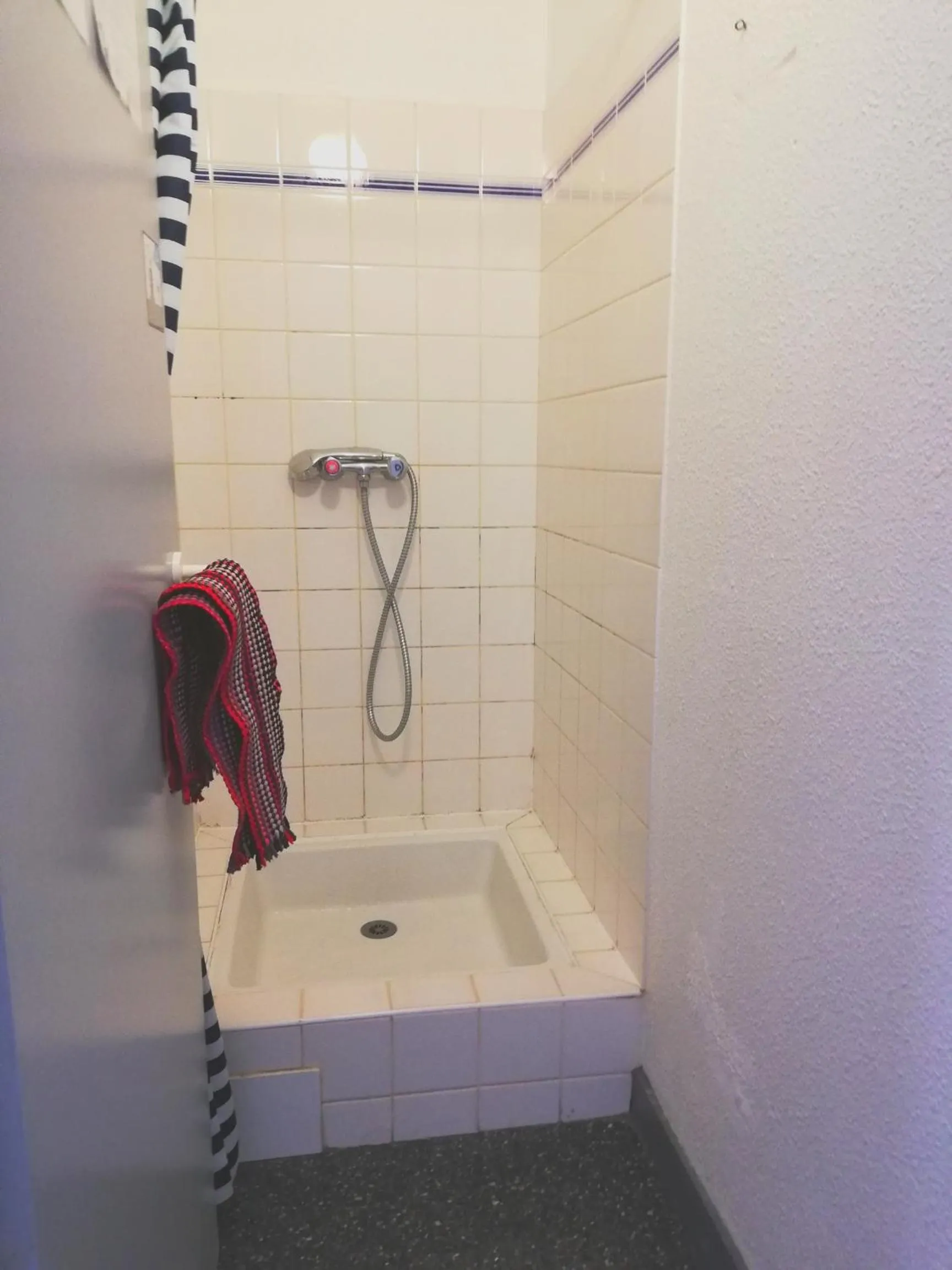 Bathroom in Auberge de Jeunesse HI Pontivy