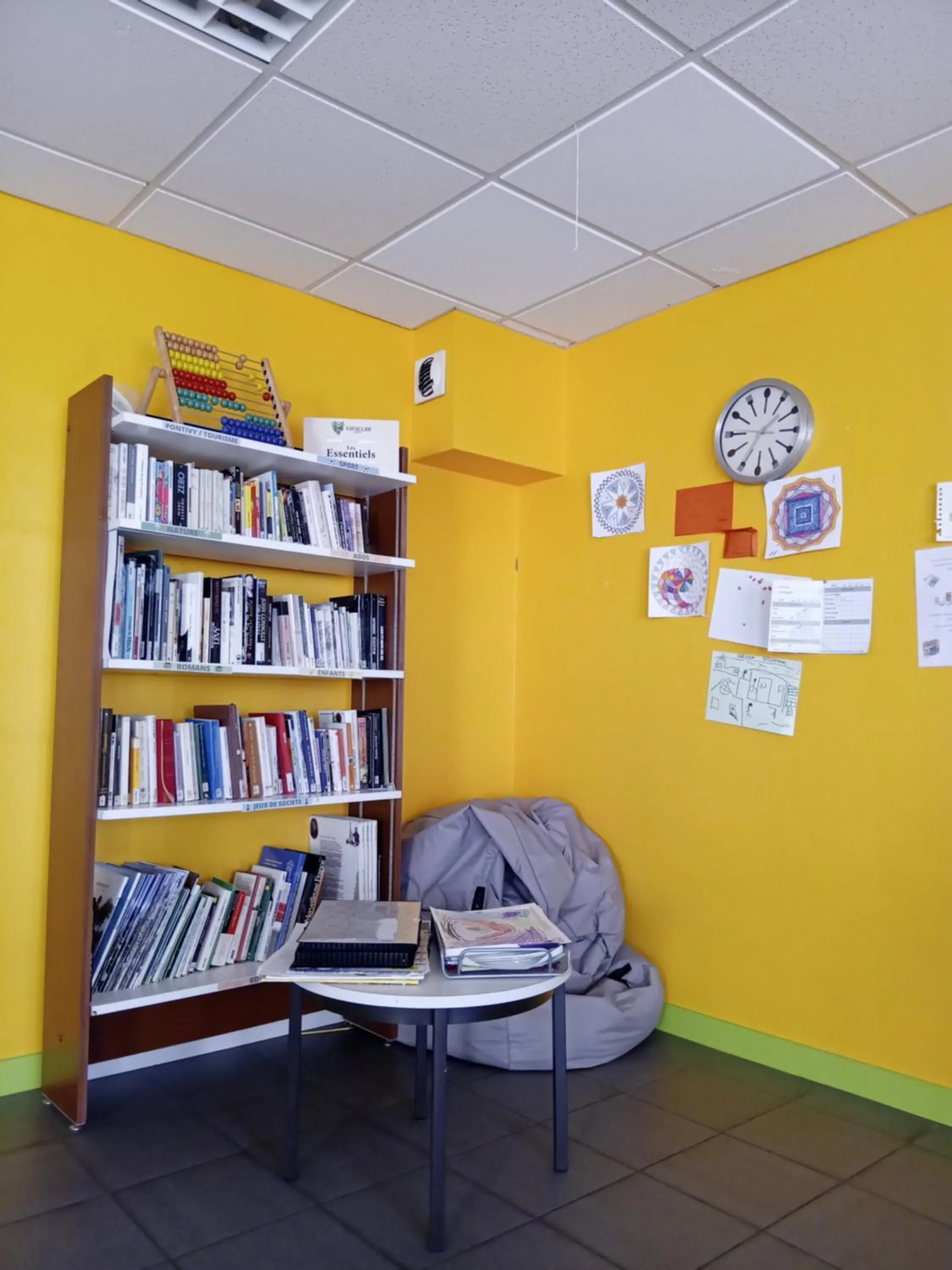 Library in Auberge de Jeunesse HI Pontivy