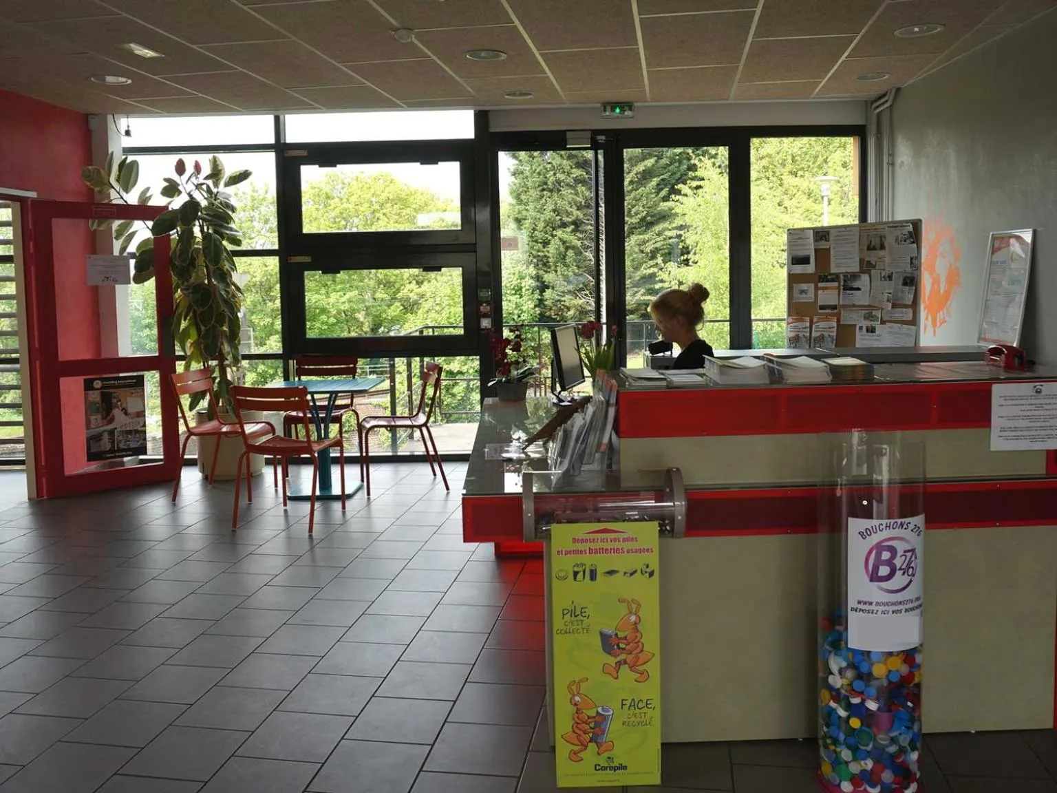 Lobby or reception in Auberge de Jeunesse HI Rouen