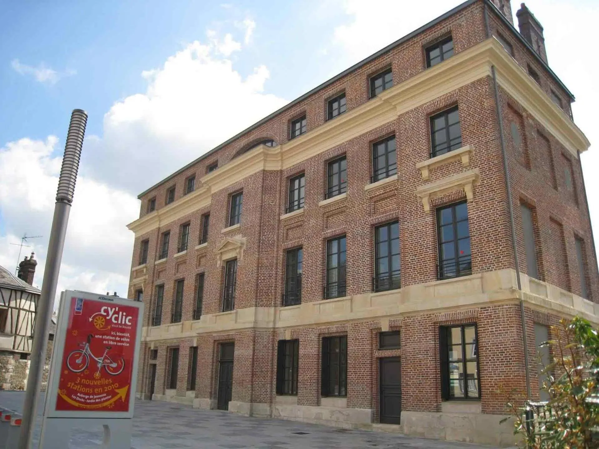 Property building in Auberge de Jeunesse HI Rouen