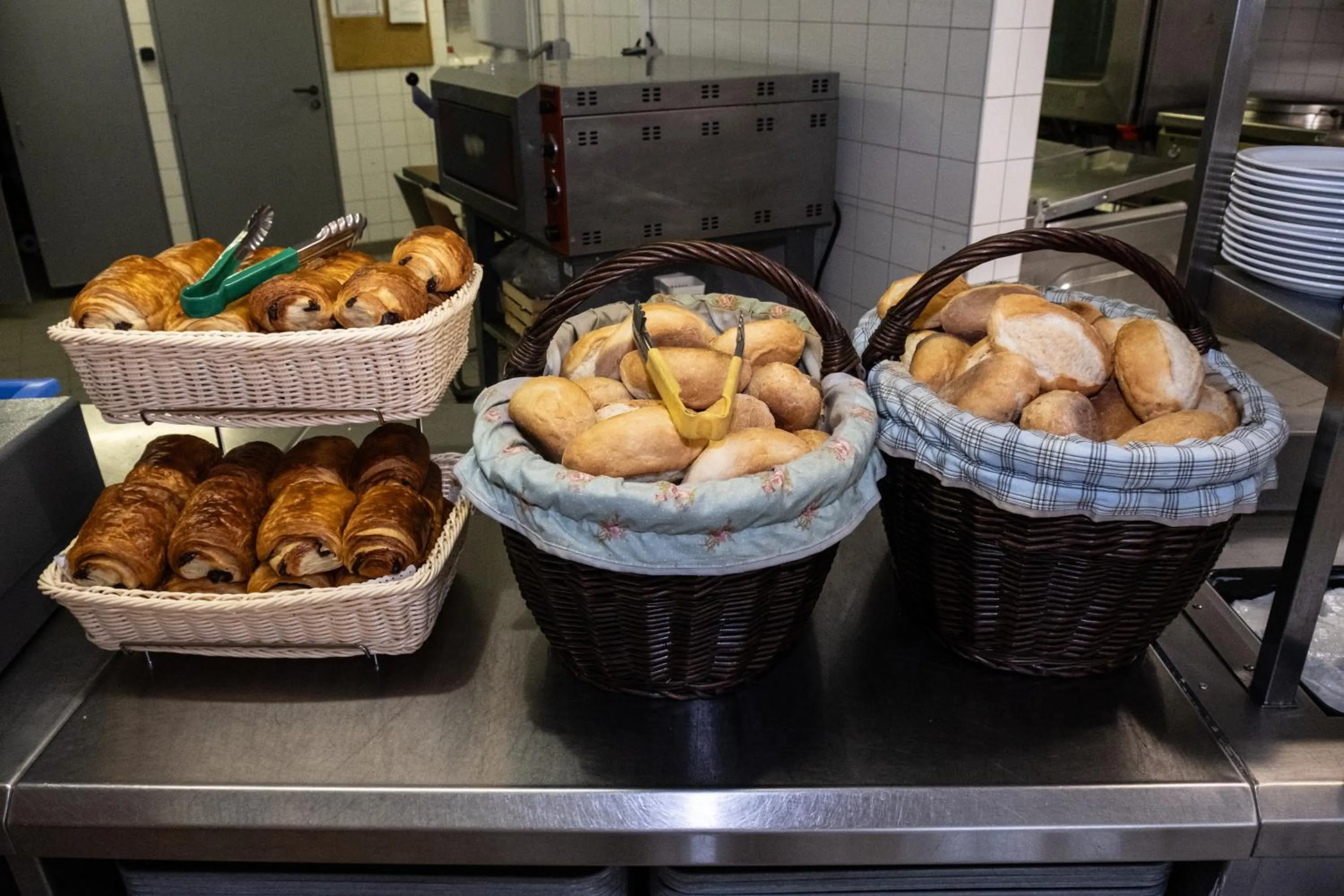 Buffet breakfast in Auberge de Jeunesse HI Strasbourg 2 Rives