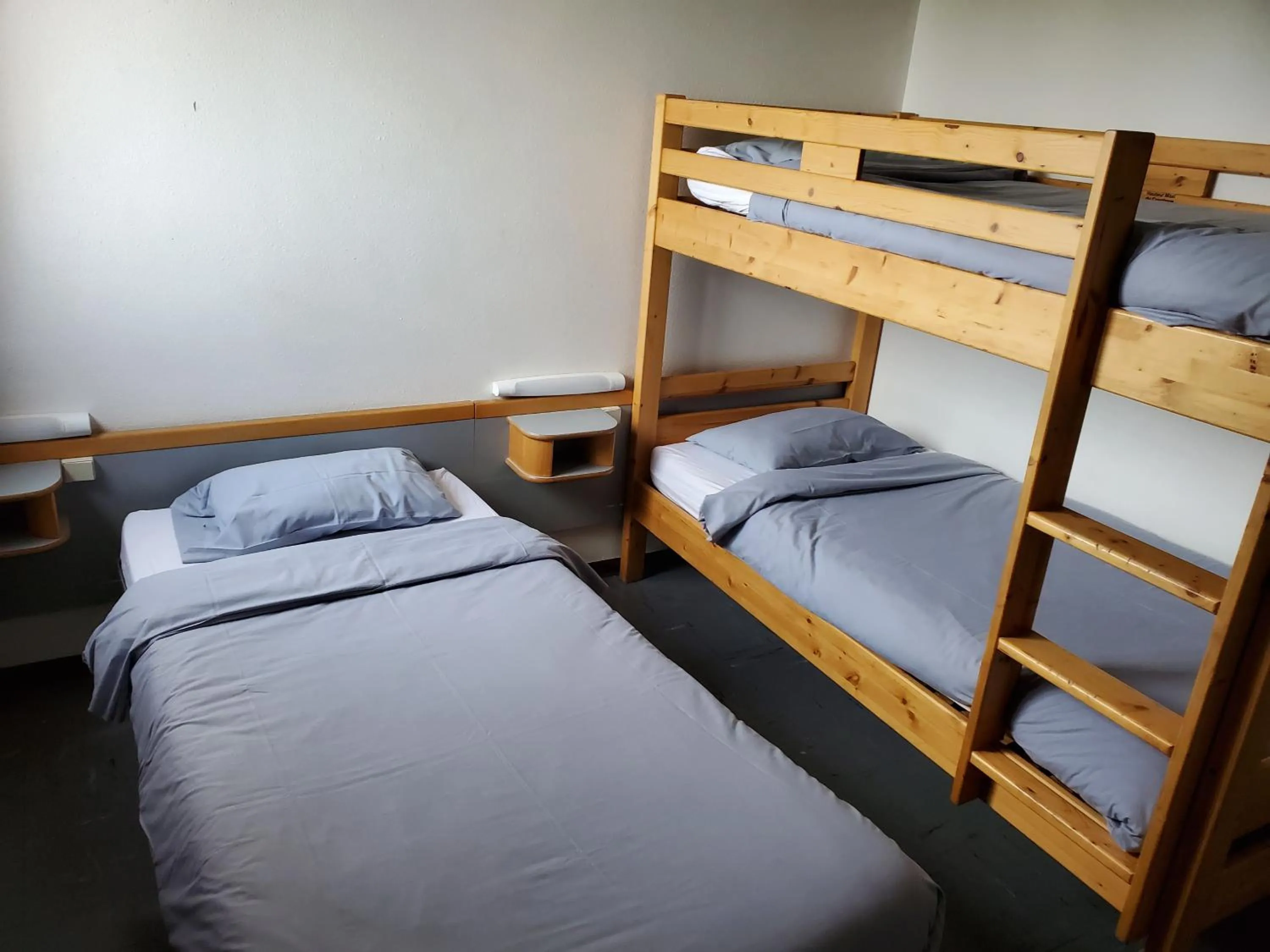Room with 2 Bunk Beds with Private Bathroom in Auberge de Jeunesse HI Strasbourg 2 Rives