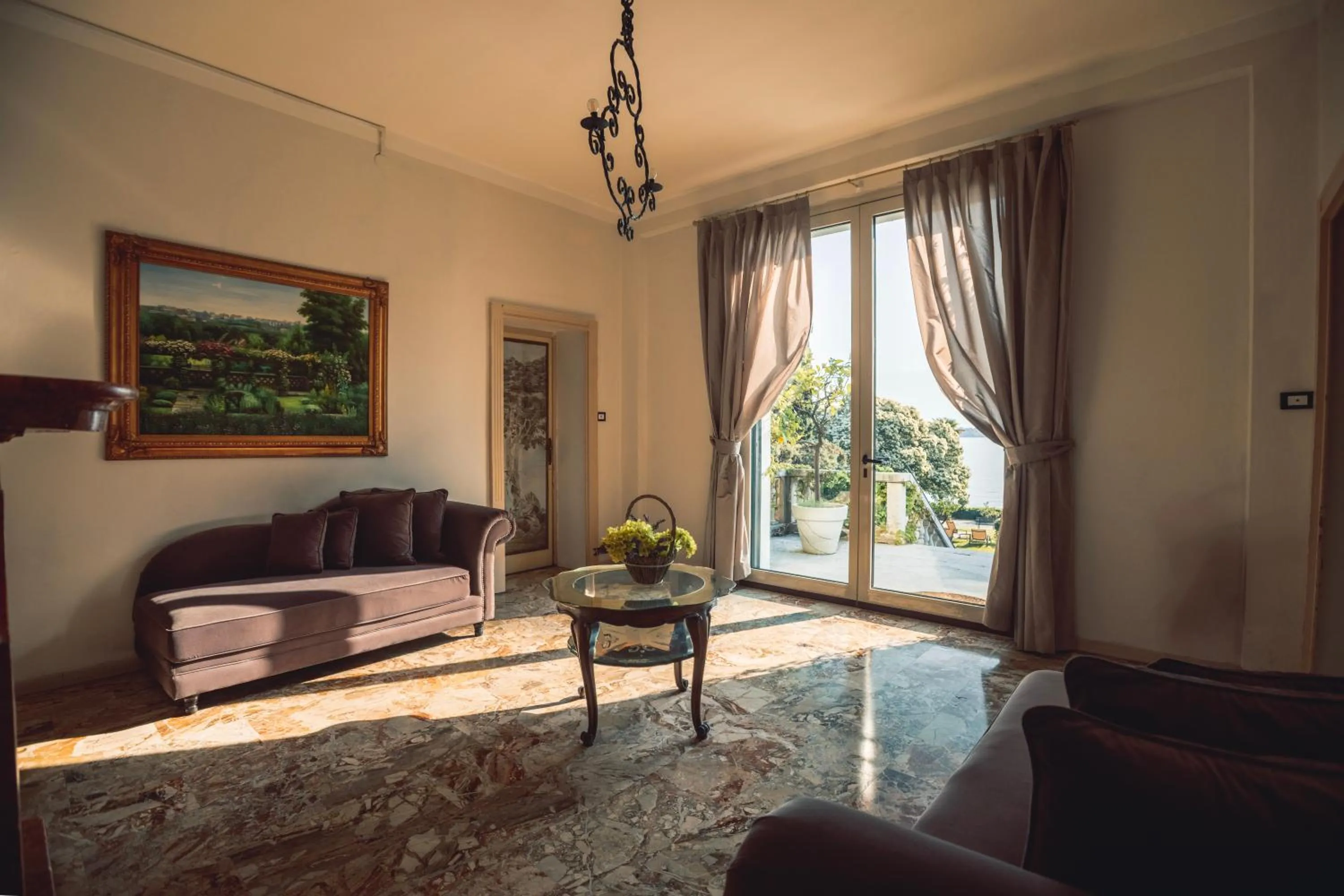 Seating area in Villa Mimosa au Lac - Estella Hotels Italia