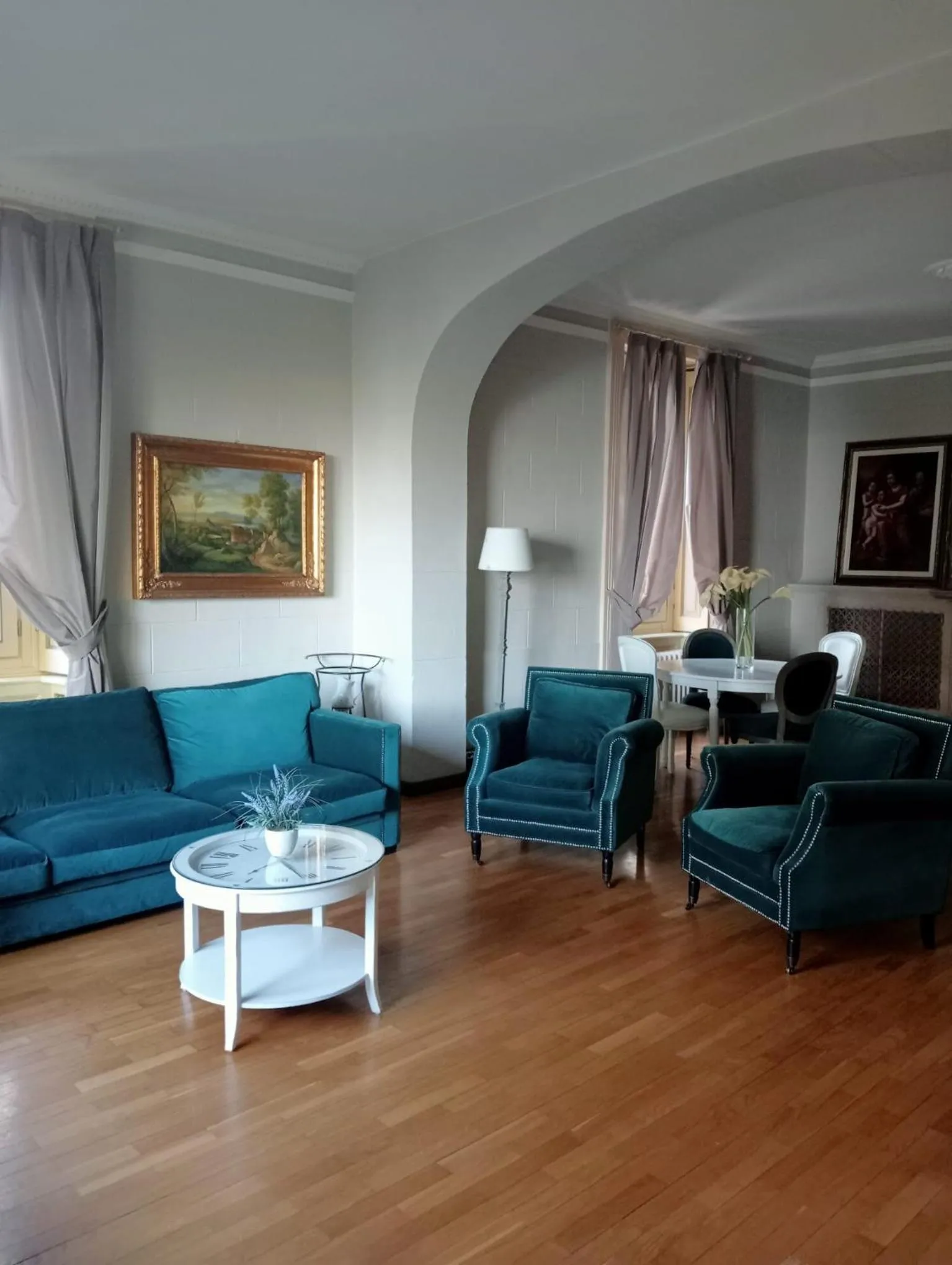 Communal lounge/ TV room in Villa Mimosa au Lac - Estella Hotels Italia