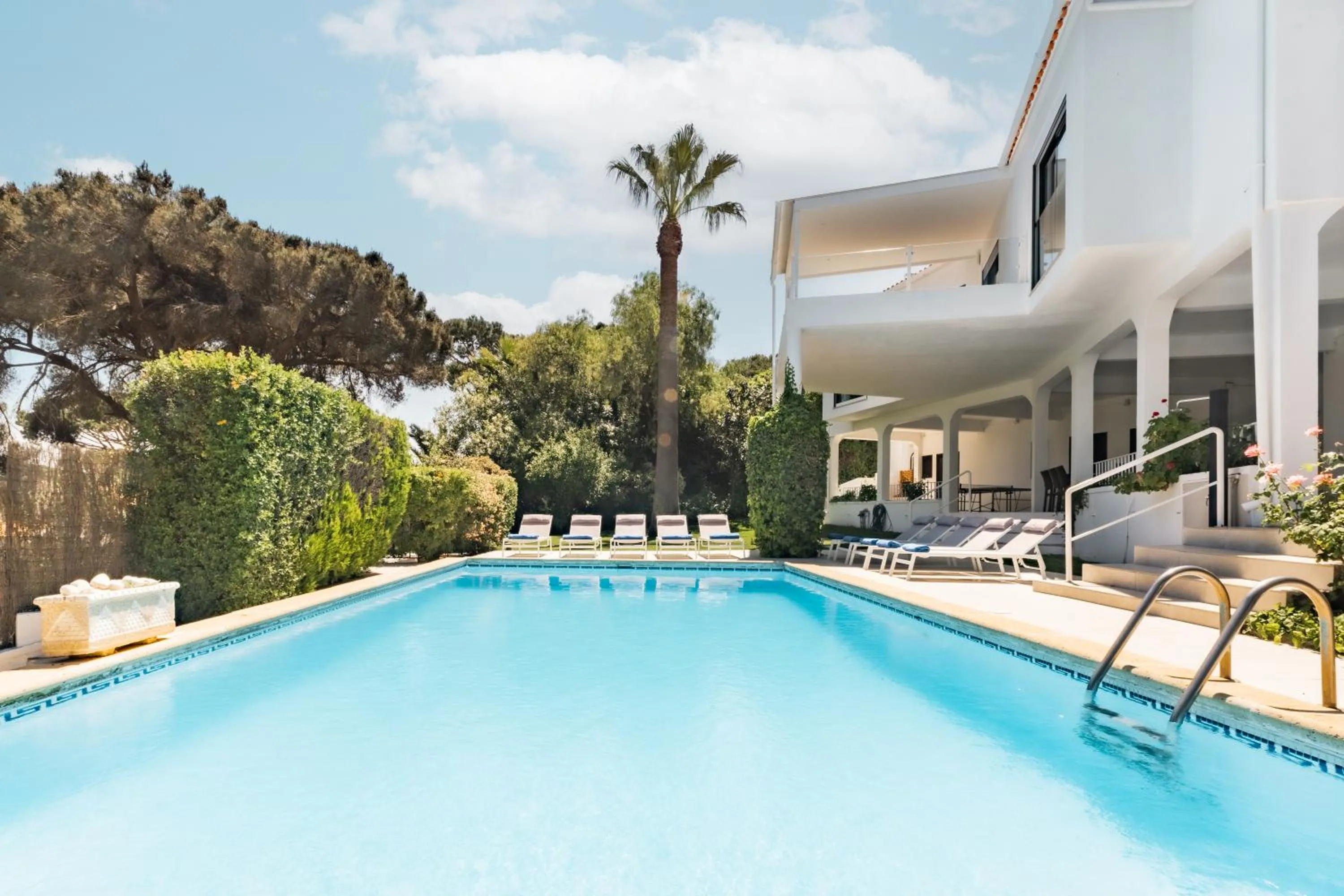 Pool view in Vila Hibisco by Garvetur