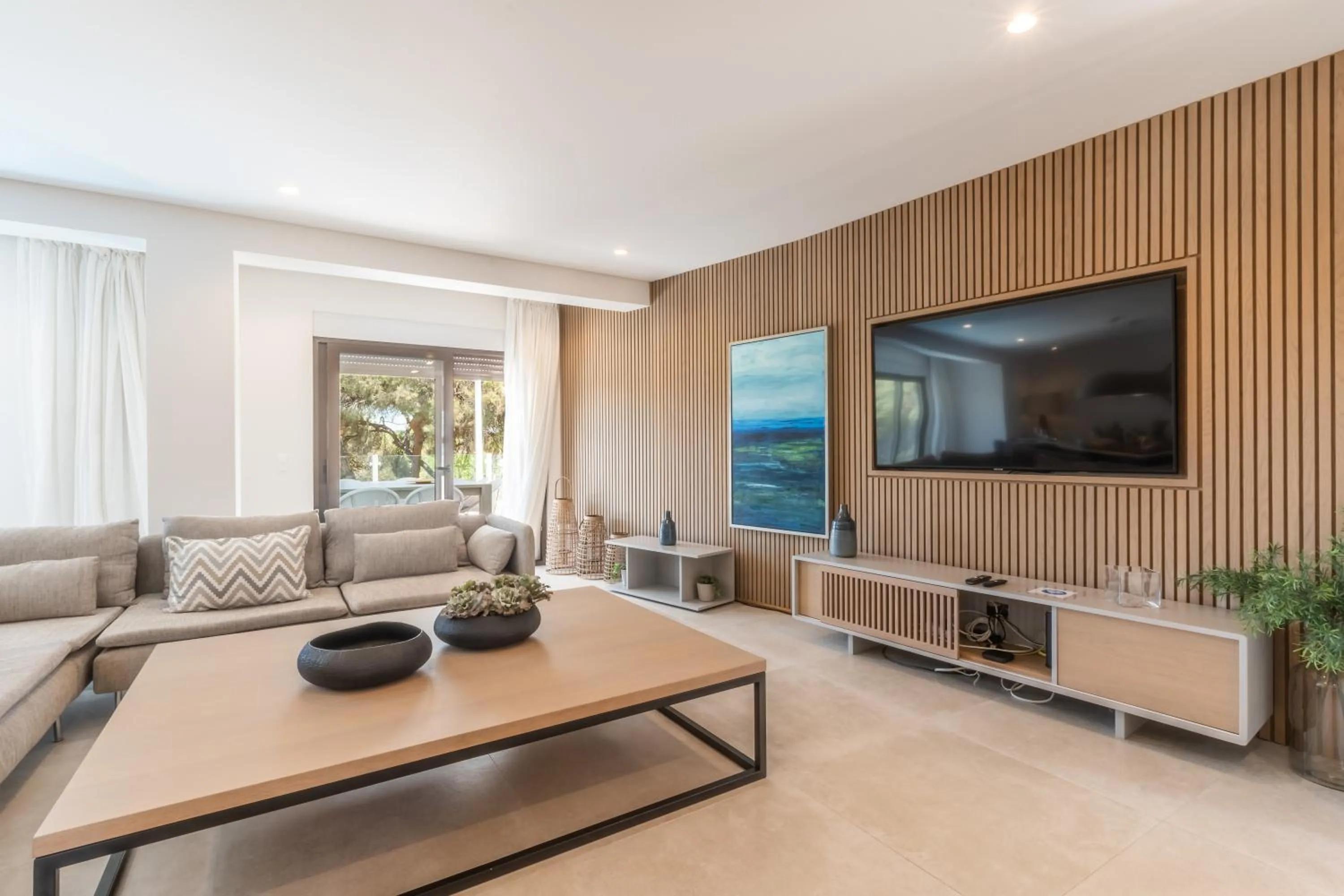 Communal lounge/ TV room in Vila Hibisco by Garvetur