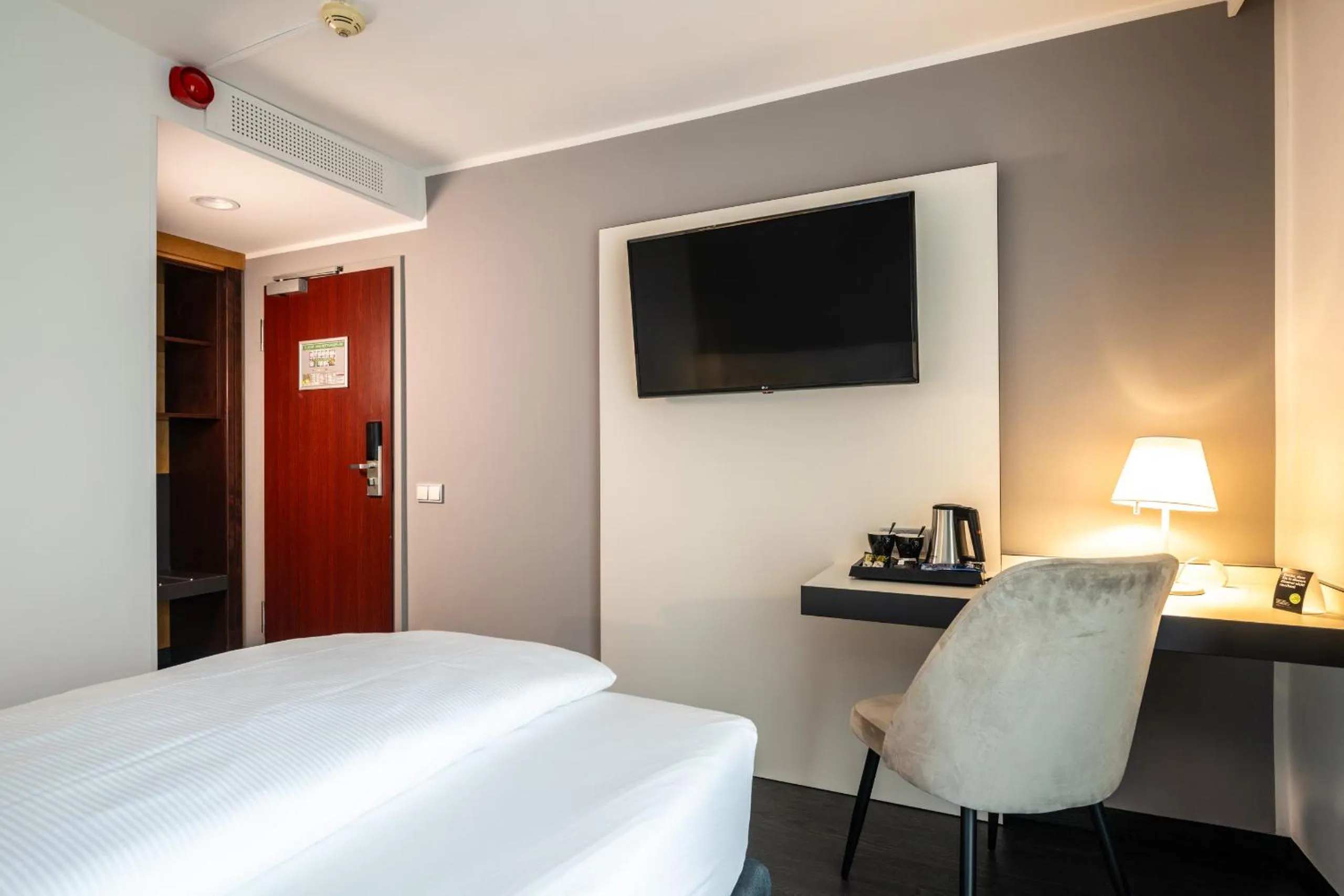 Photo of the whole room, Bed in Kassel Ost