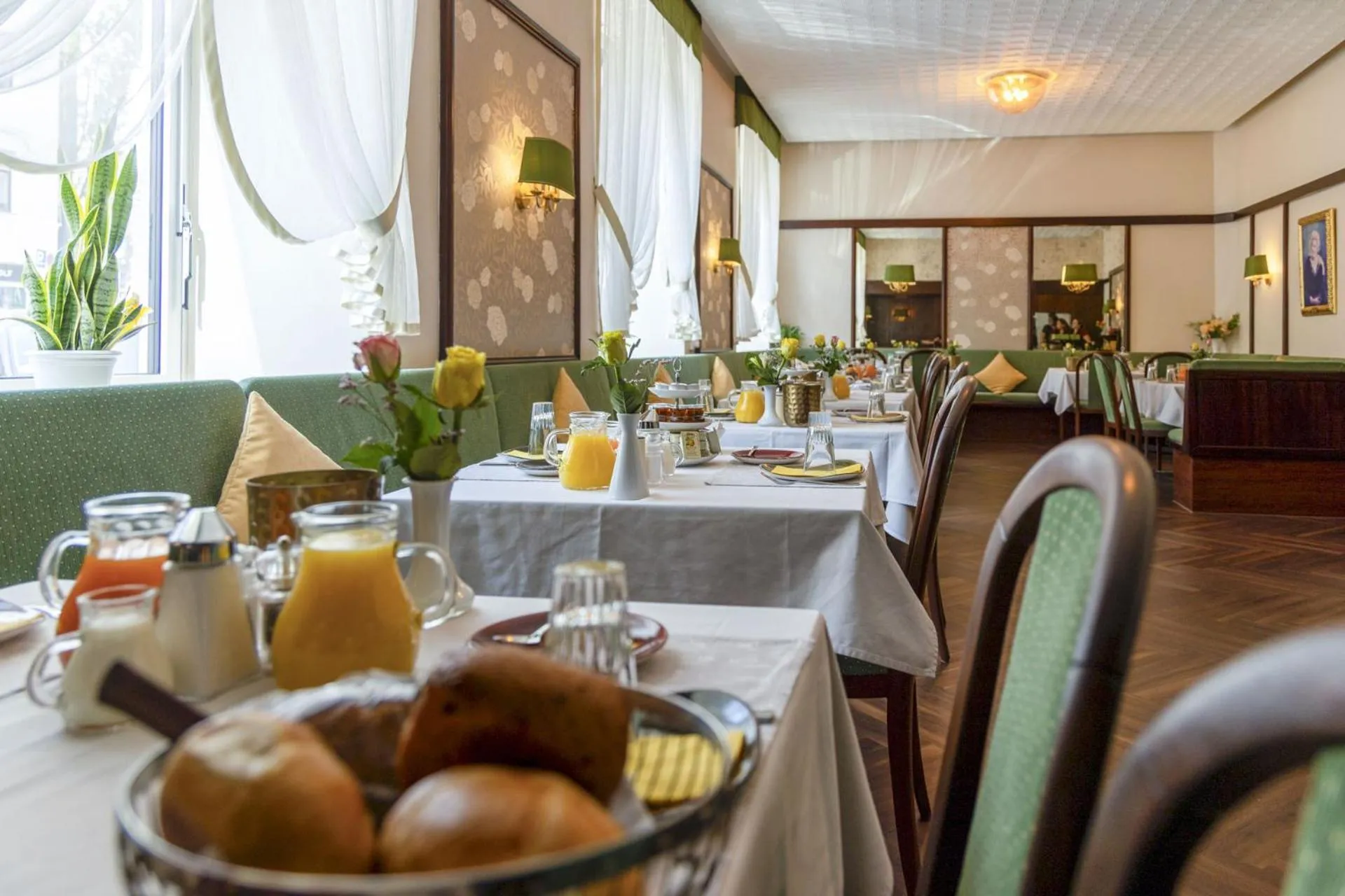 Restaurant/places to eat in Hotel Brack