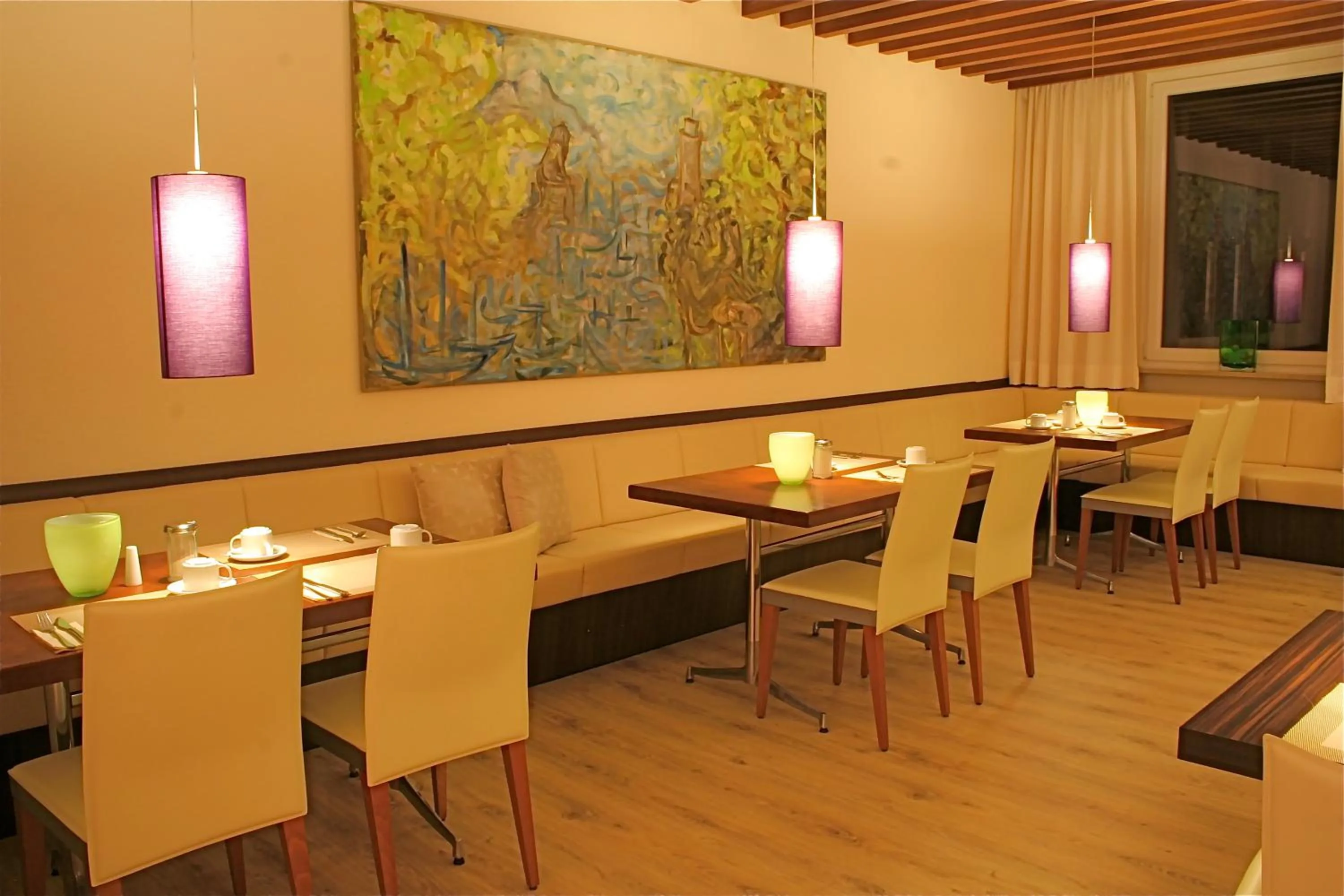 Restaurant/places to eat in Maxhotel