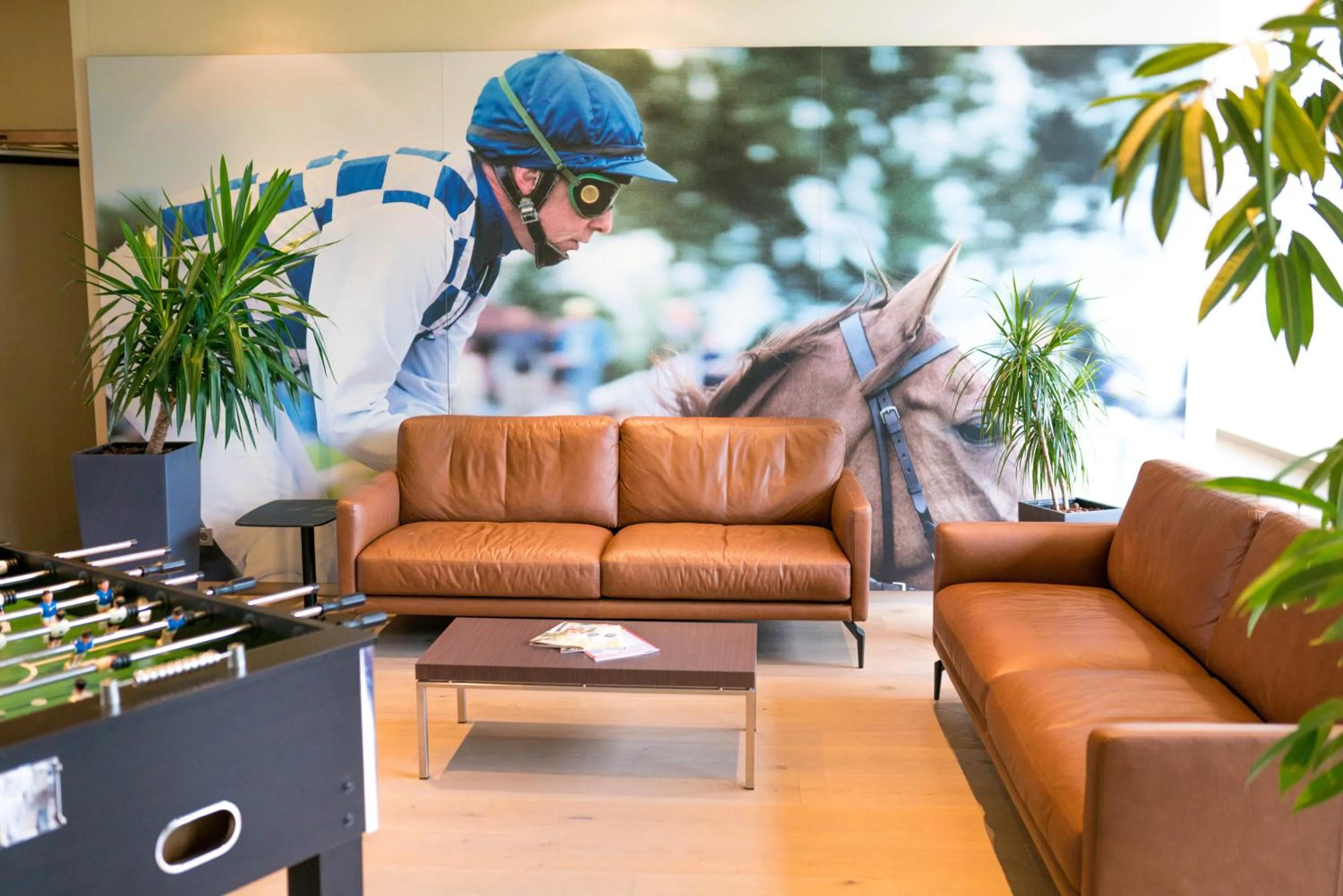 Communal lounge/ TV room in ATLANTIC Hotel Galopprennbahn