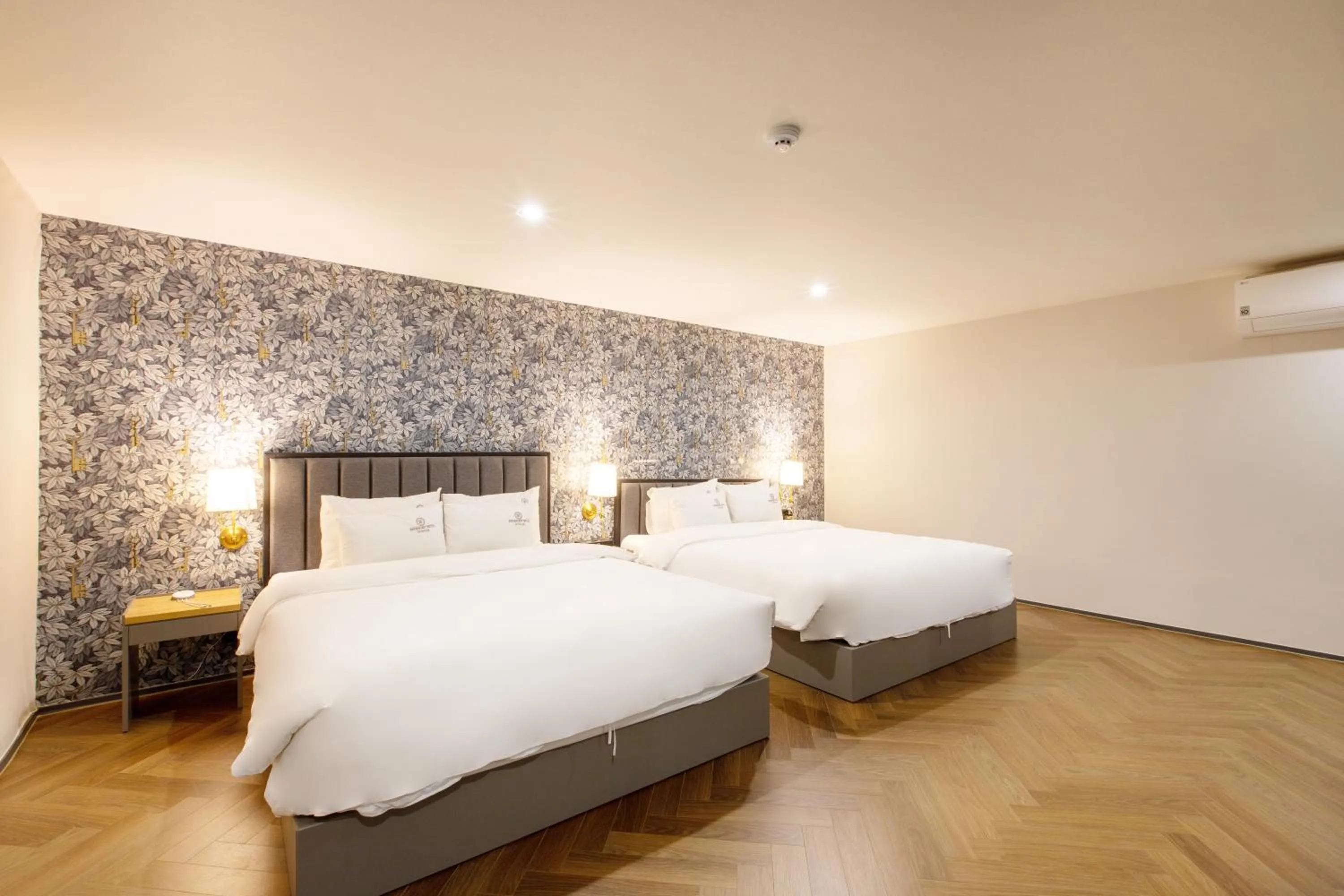 Brown-Dot Hotel Minam