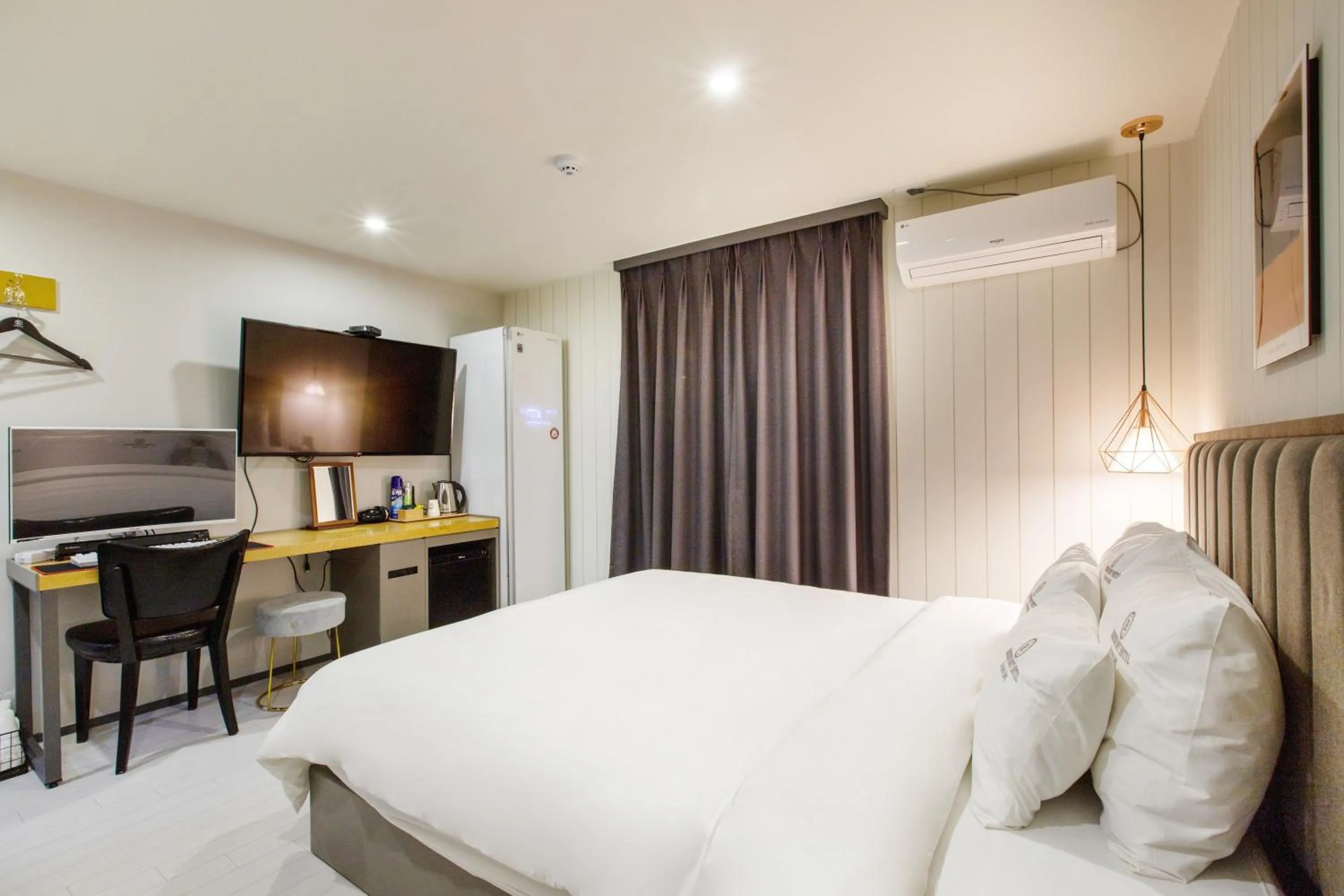 Brown-Dot Hotel Minam