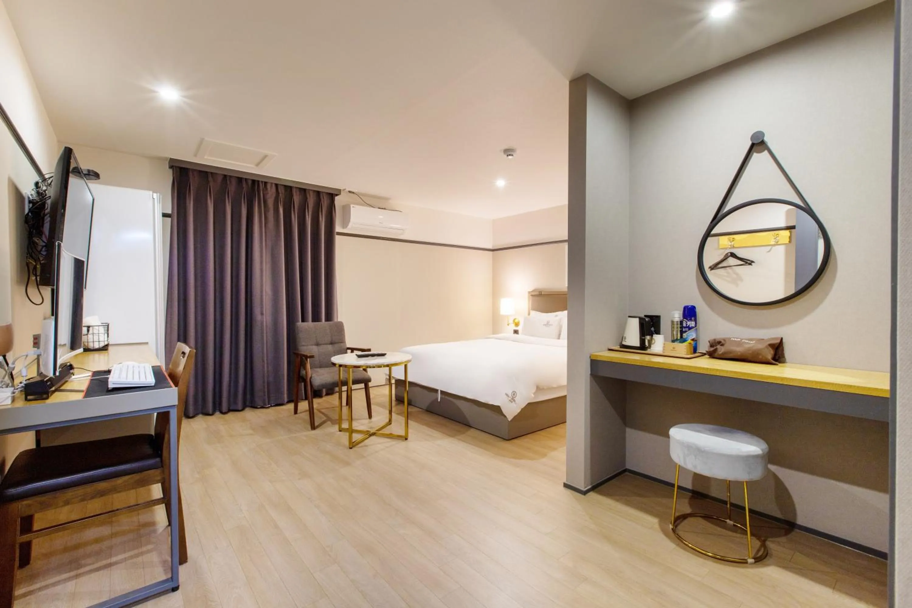 Brown-Dot Hotel Minam