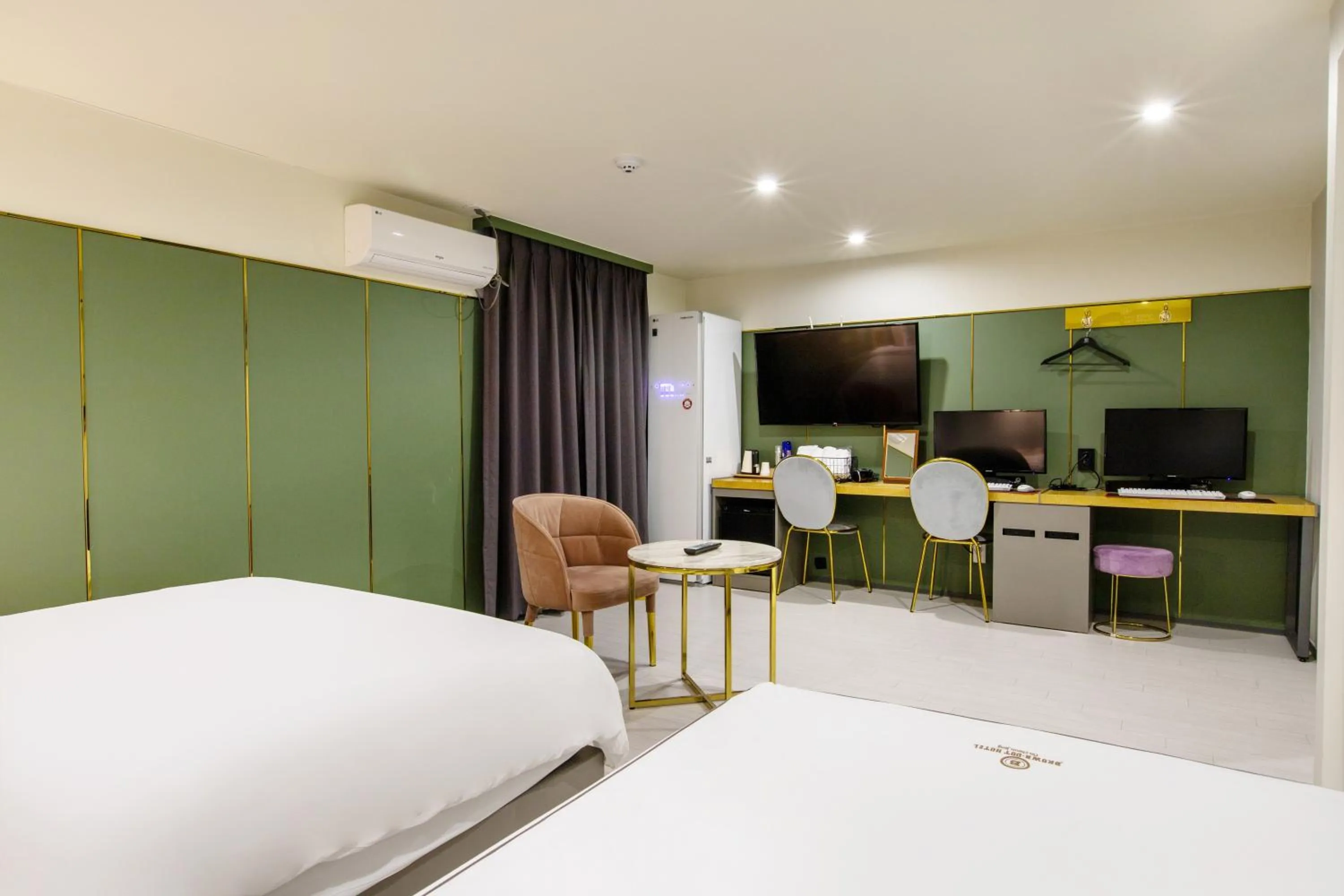 Brown-Dot Hotel Minam